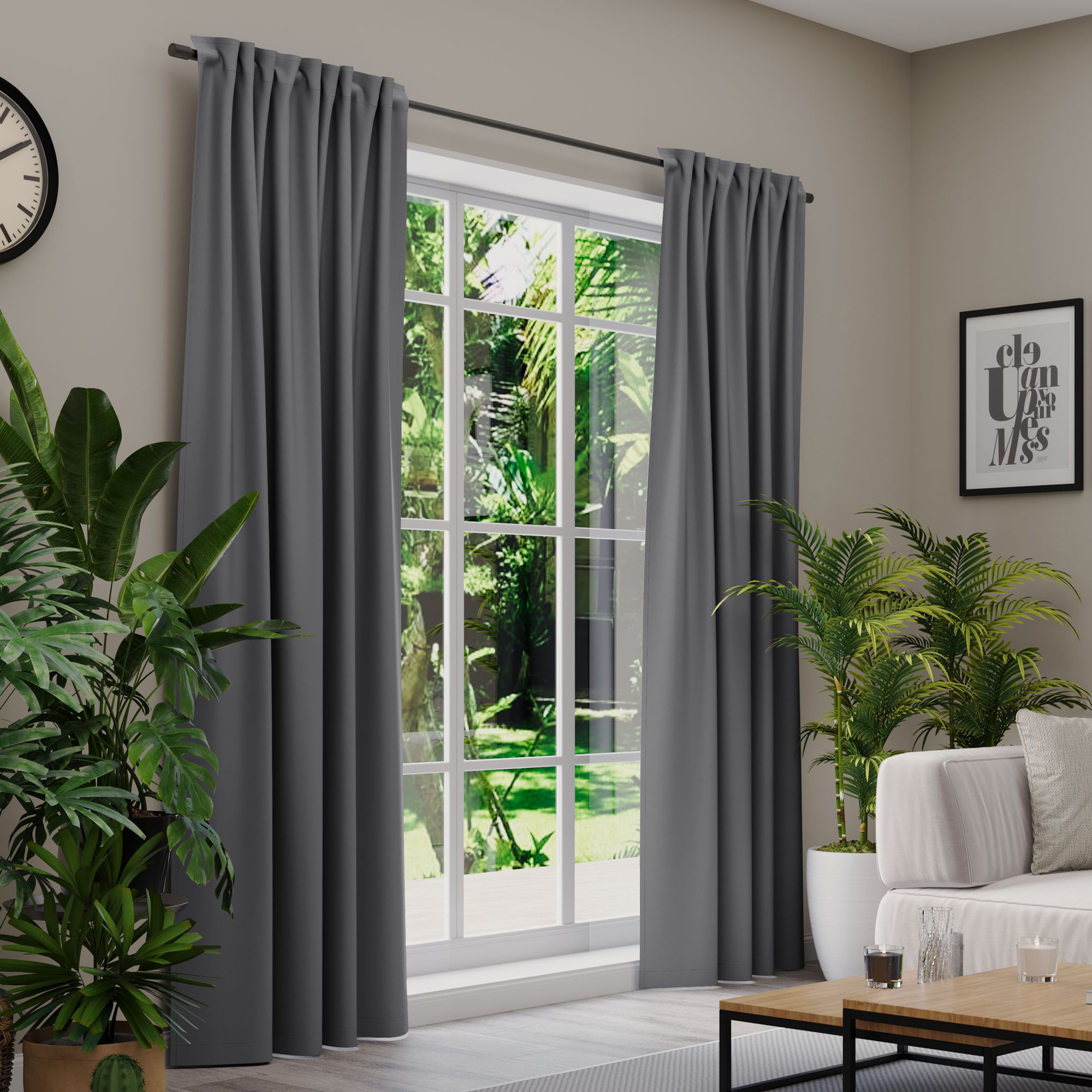 Gardinen an einem Fenster in einem Wohnzimmer mit Pflanzen und Möbeln