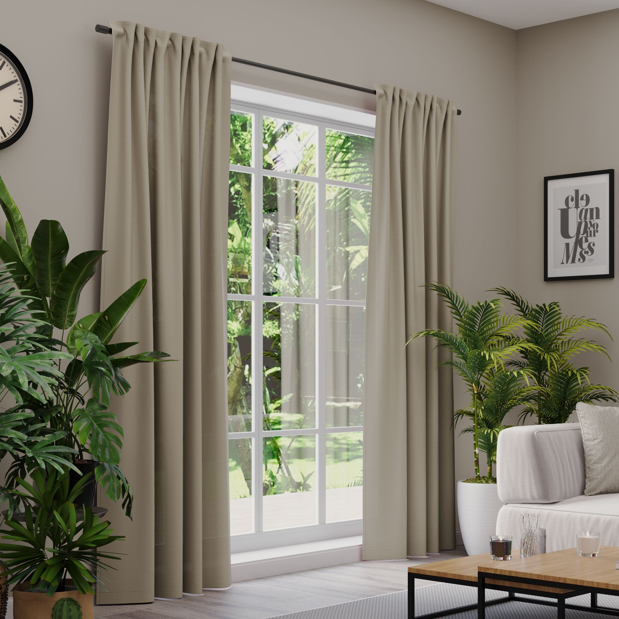 Gardinen an einem Fenster in einem Wohnzimmer mit Pflanzen und Möbeln