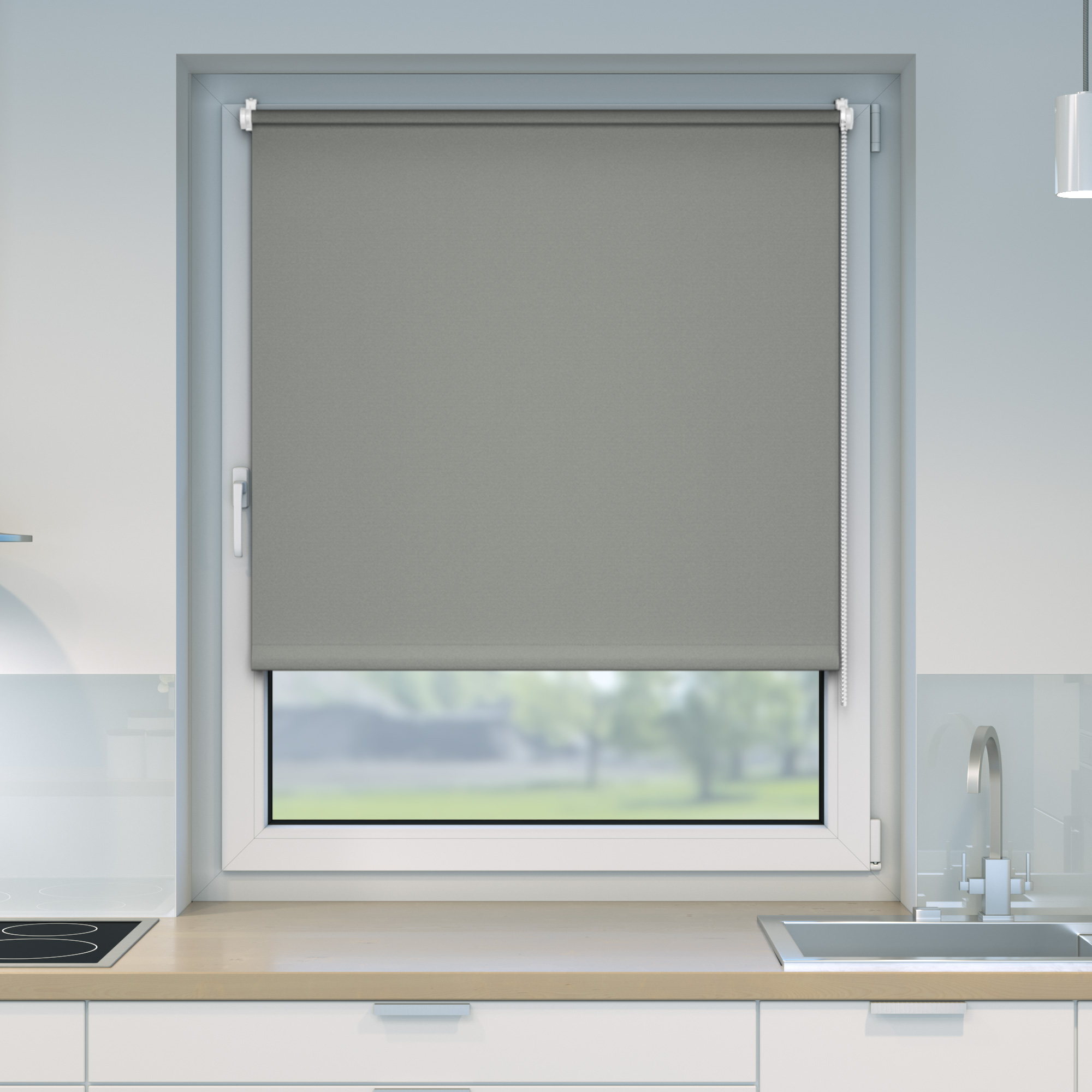 Verdunkelungsrollo an einem Fenster in einer Küche, mit Kette zum Hoch- und Runterziehen