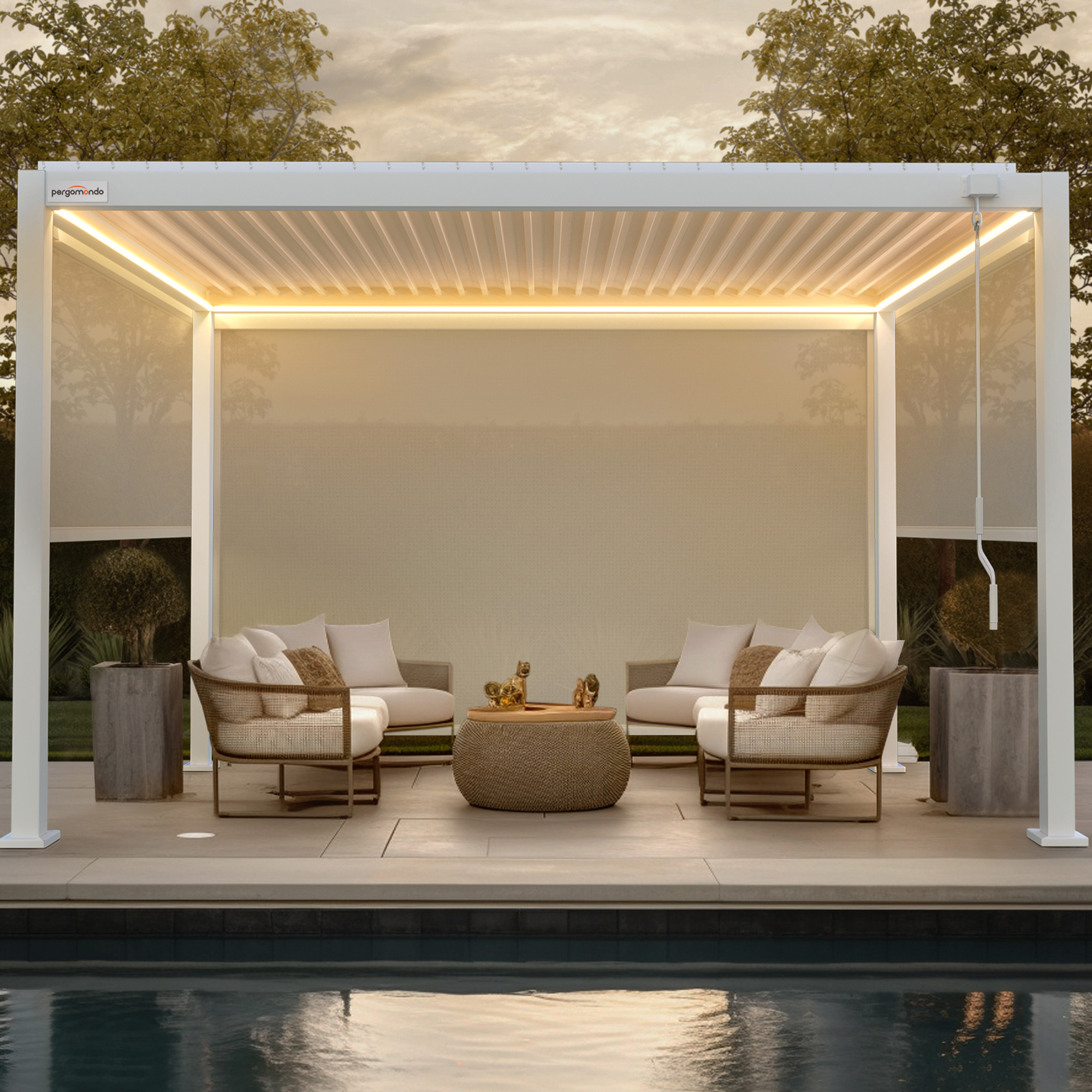 Screen-Rollo für Pergola mit Lamellendach, umgeben von Sitzmöbeln und Pflanzen im Freien