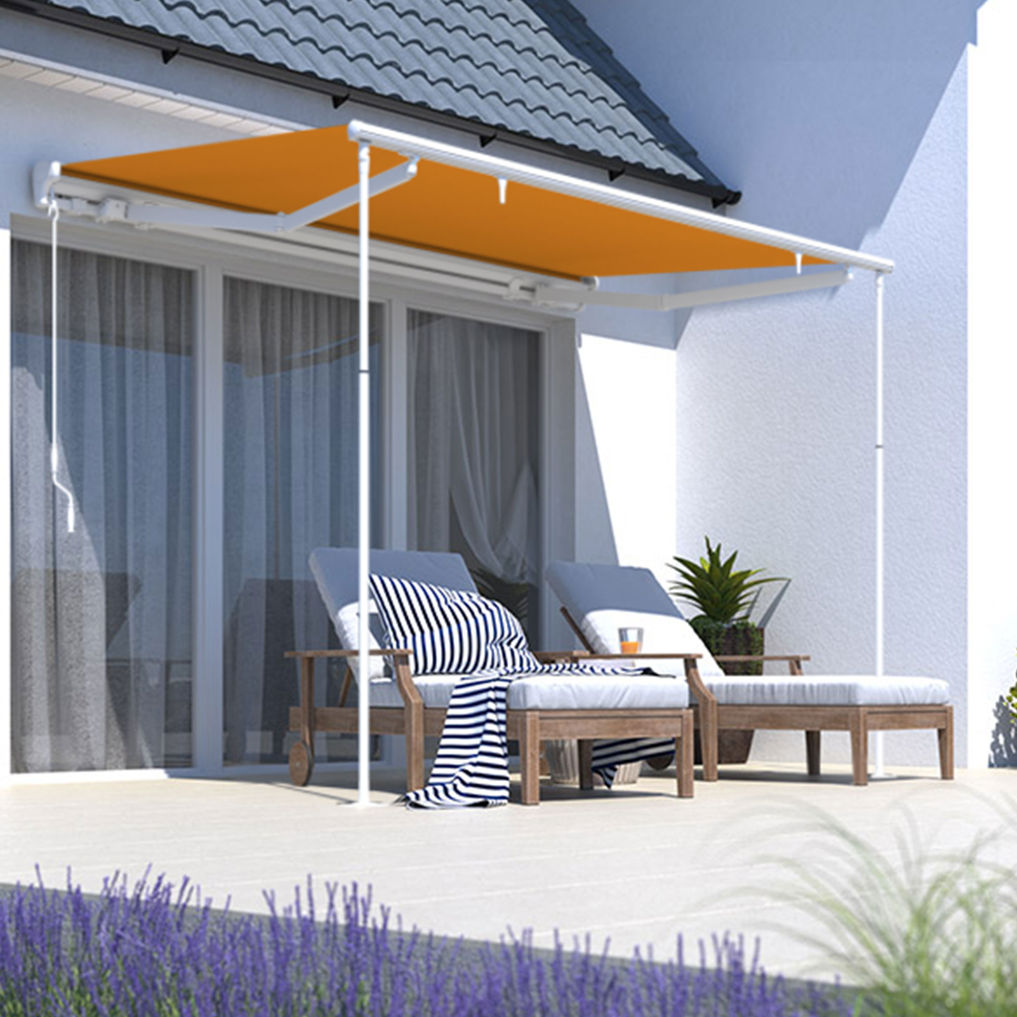 Zwei Stützen für Gelenkarmmarkisen an einer Terrasse mit Sitzmöbeln und Pflanzen