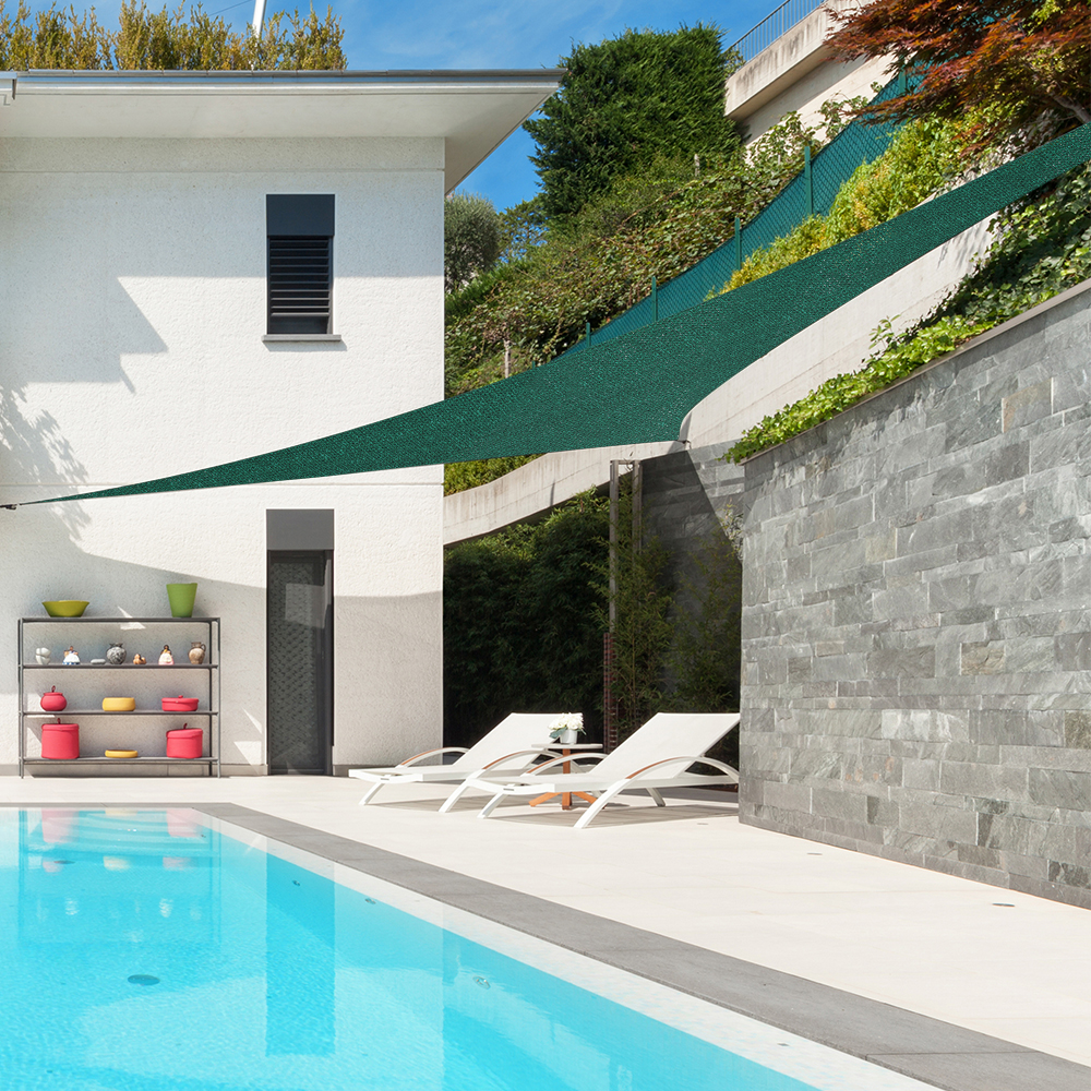 Sonnensegel aus HDPE über Terrasse und Pool, bietet Schatten und ist atmungsaktiv