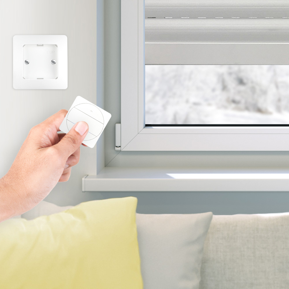 slider_image_019256c41d20755097f147ff9cf78118 Hand hält Funkwandsender vor Fenster mit Rollladen und leerer Wandhalterung