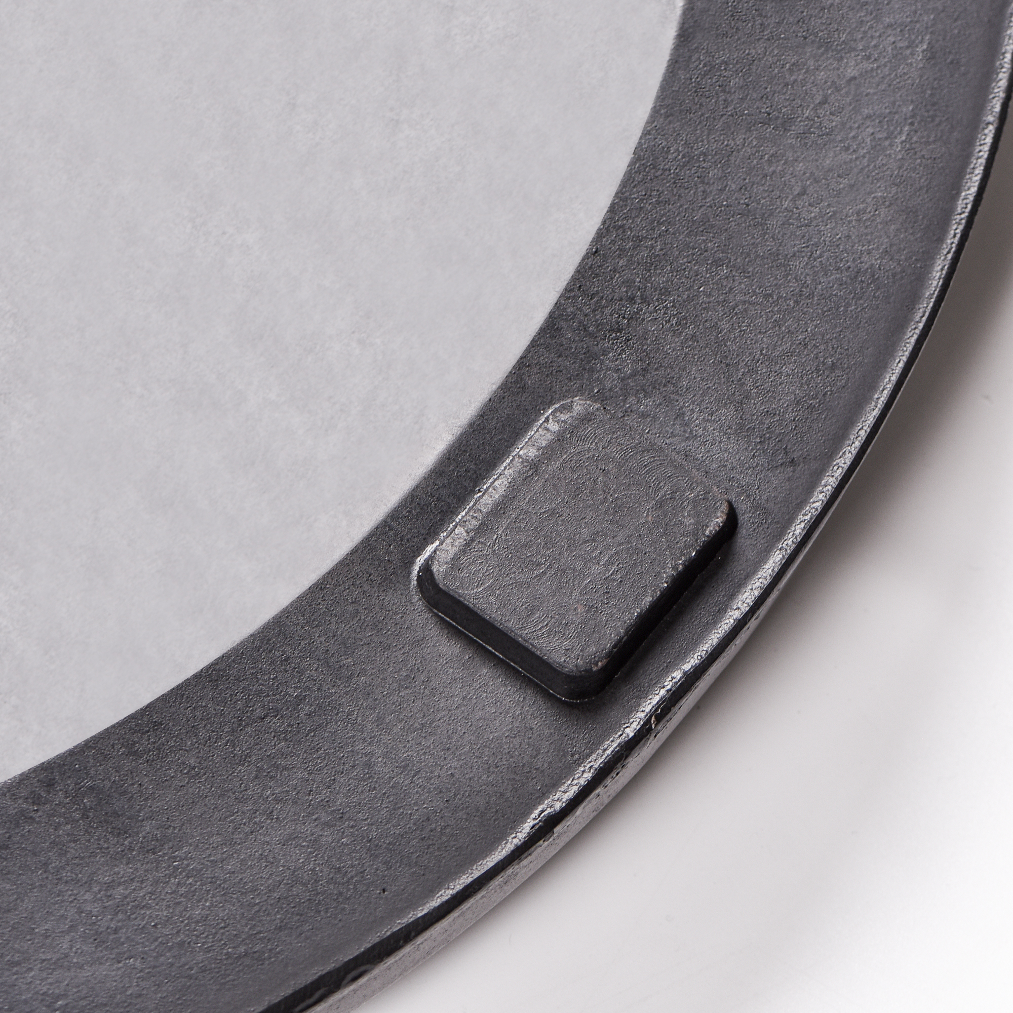 Halbrunder Schirmständer für Sonnenschirme mit stabiler Basis und funktionalem Design