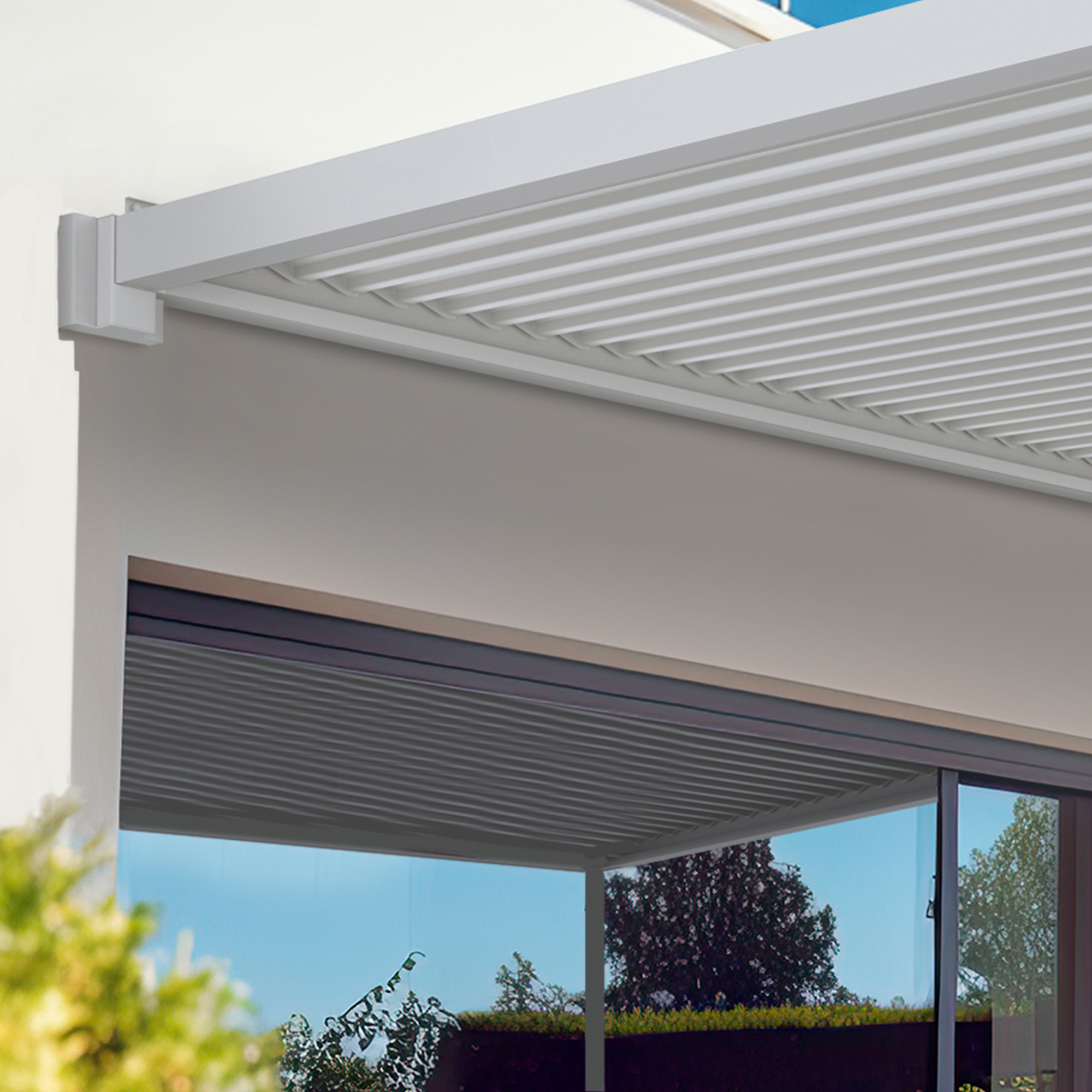 Wandmontageset für Pergola mit Lamellendach, montiert an einer Hauswand, zeigt Aufbau und Funktion