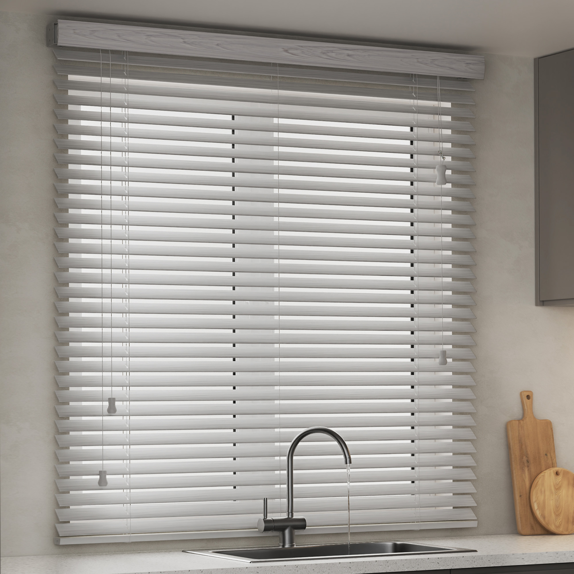 Jalousie in Holzoptik über einem Waschbecken in einer Küche
