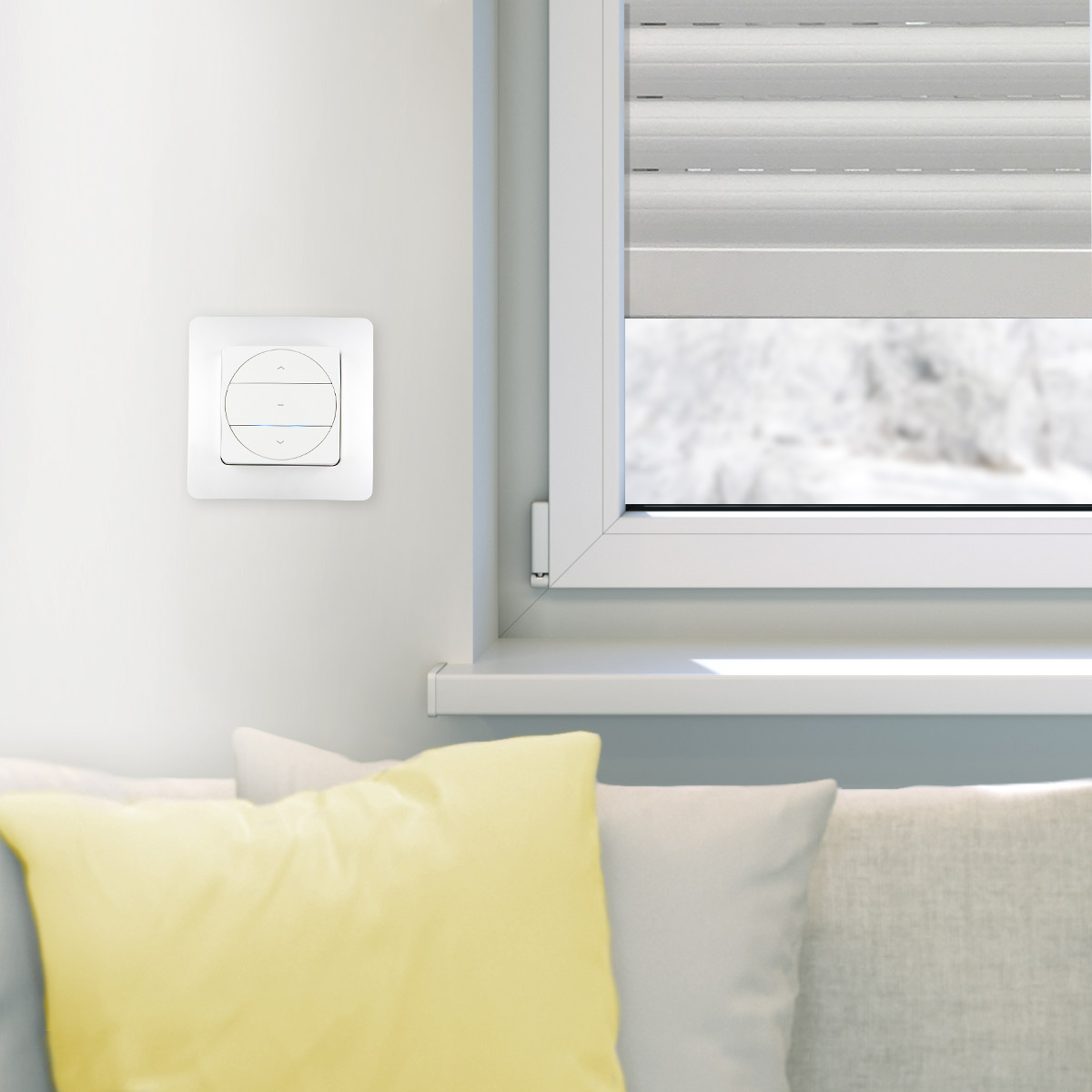 Funkwandsender an der Wand neben einem Fenster mit Rollladen im Wohnbereich