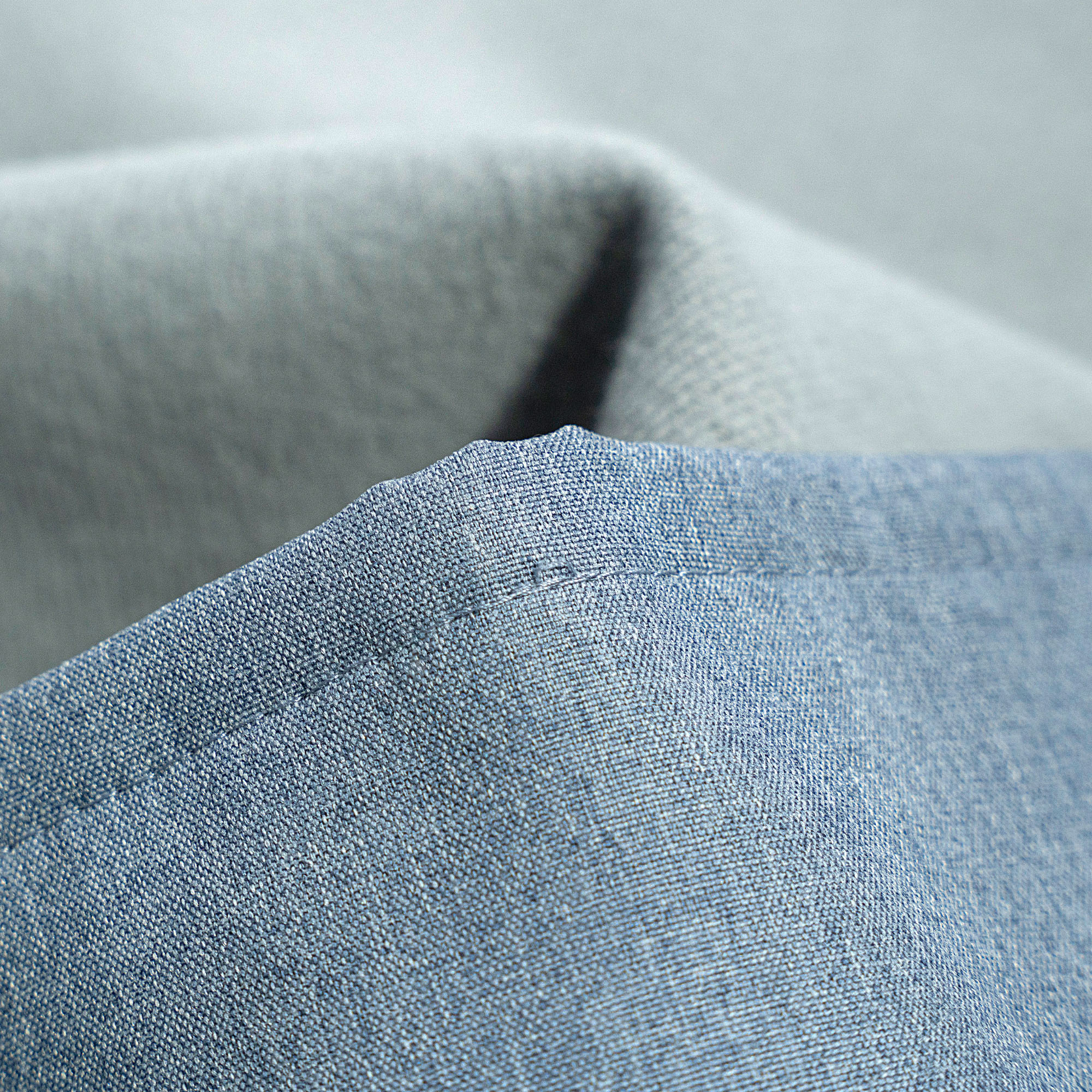 slider_image_01922925826d7ba1b8c38c6ccac6b6be Nahaufnahme eines gefalteten Stoffes mit sichtbarer Webstruktur