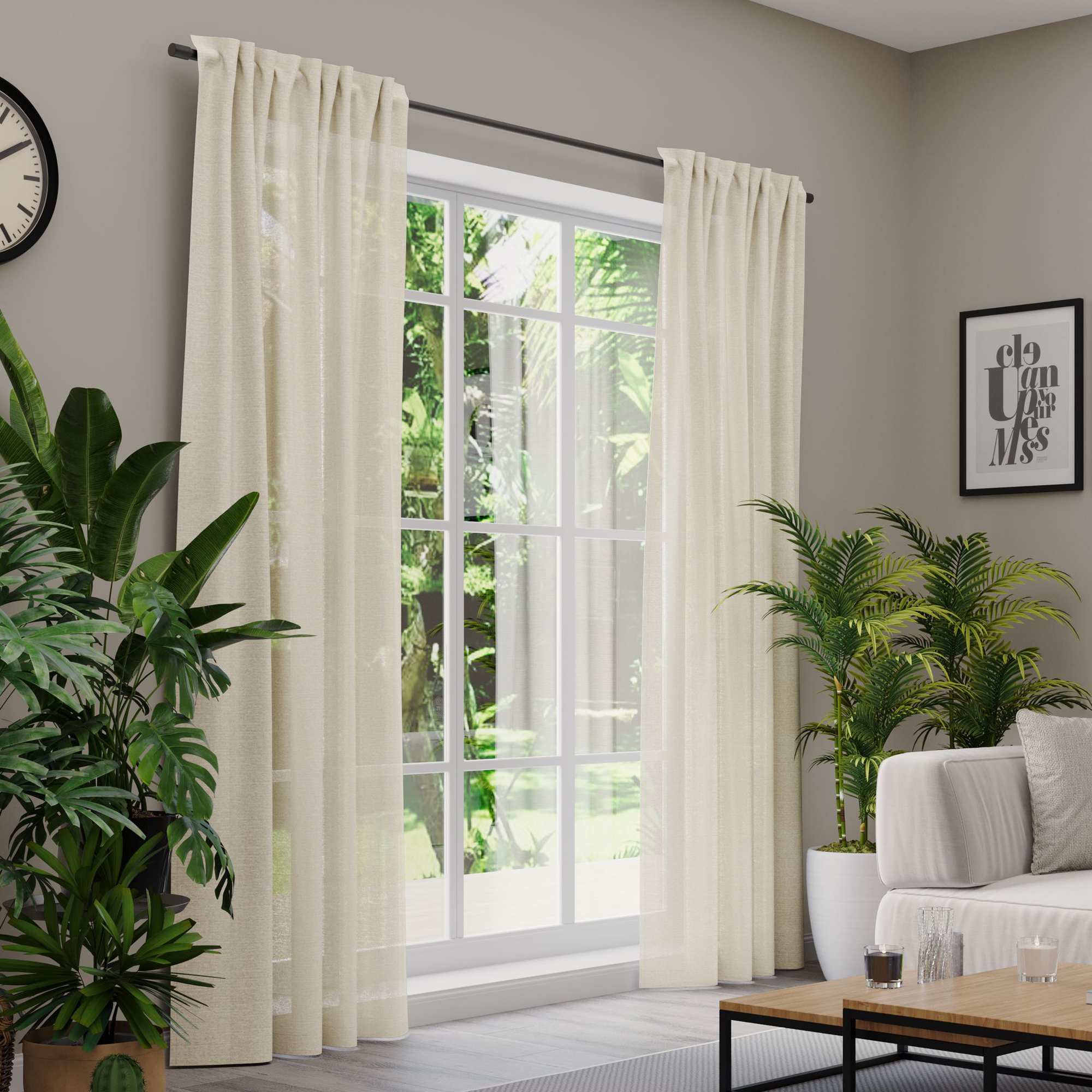 Gardinen an einem Fenster in einem Wohnzimmer mit Pflanzen und Möbeln