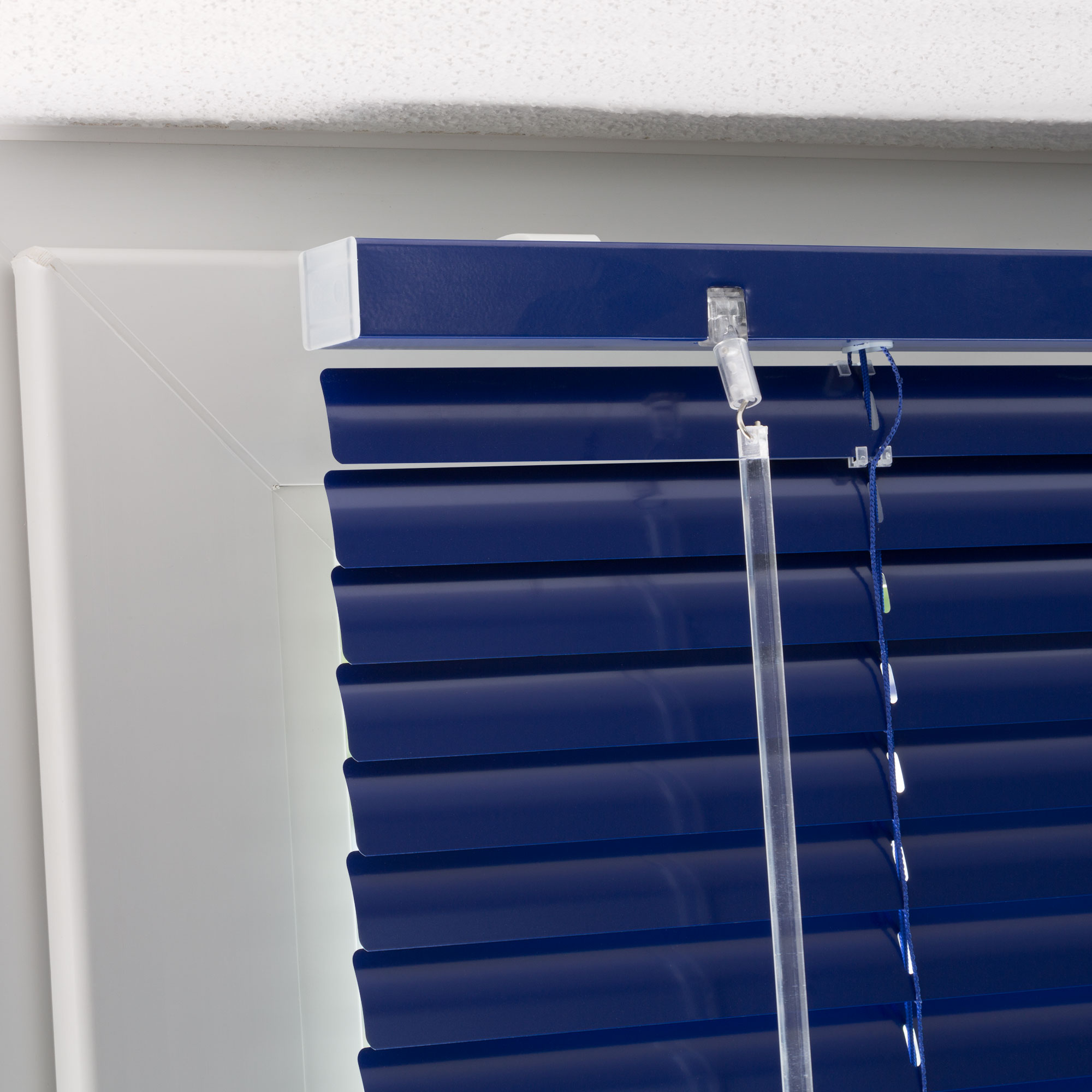 Aluminiumjalousie an einem Fenster mit verstellbaren Lamellen und Zugmechanismus