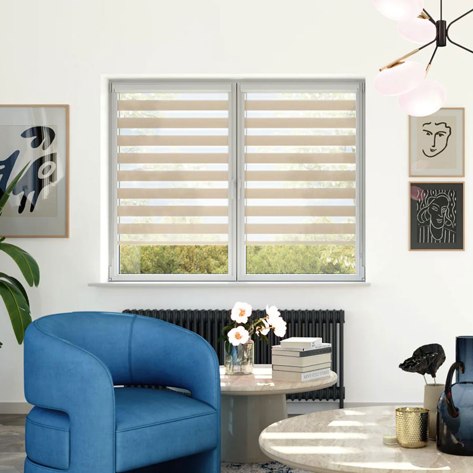 Doppelrollo mit Kassette und Führungsschienen an Fenster in modernem Wohnraum