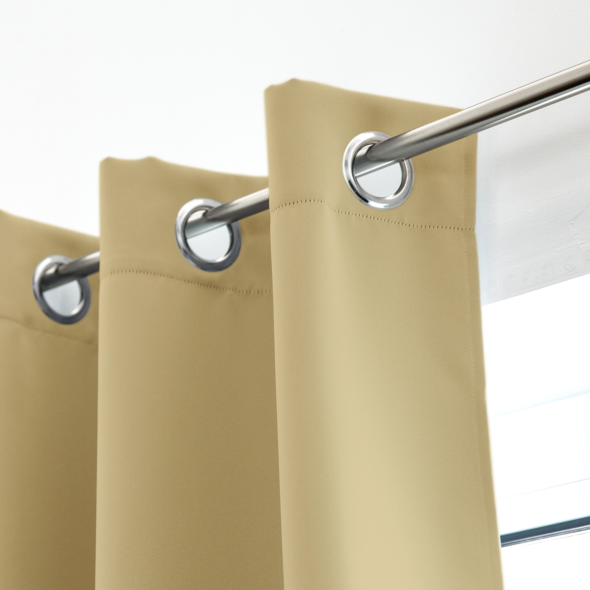 Ösenvorhang an Stange befestigt, zeigt obere Kante mit Metallösen