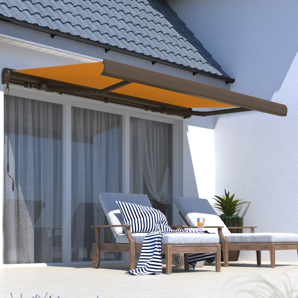 Wandhalterung für Kassettenmarkise an Hauswand über Terrasse mit Möbeln