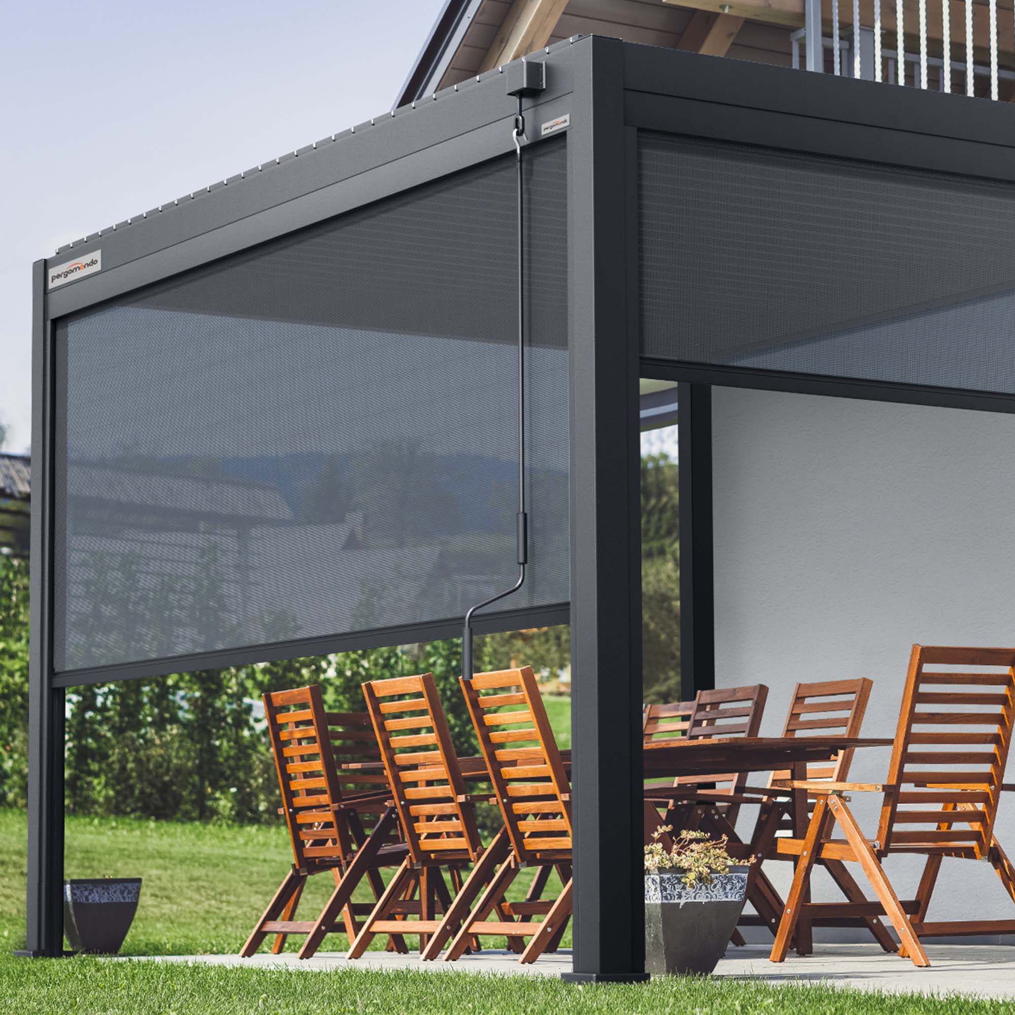 Pergola mit Lamellendach und Tisch mit Stühlen im Gartenbereich