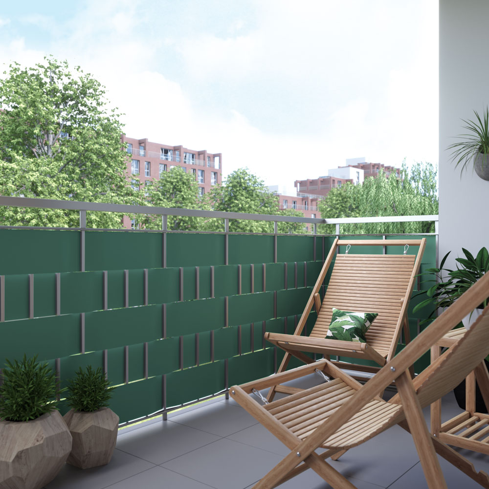 slider_image_389f08f08c56465e9a88aef8c6c22873 Balkon mit PVC Sichtschutzstreifen und Befestigungsclips, zwei Holzstühle, Pflanzen im Hintergrund