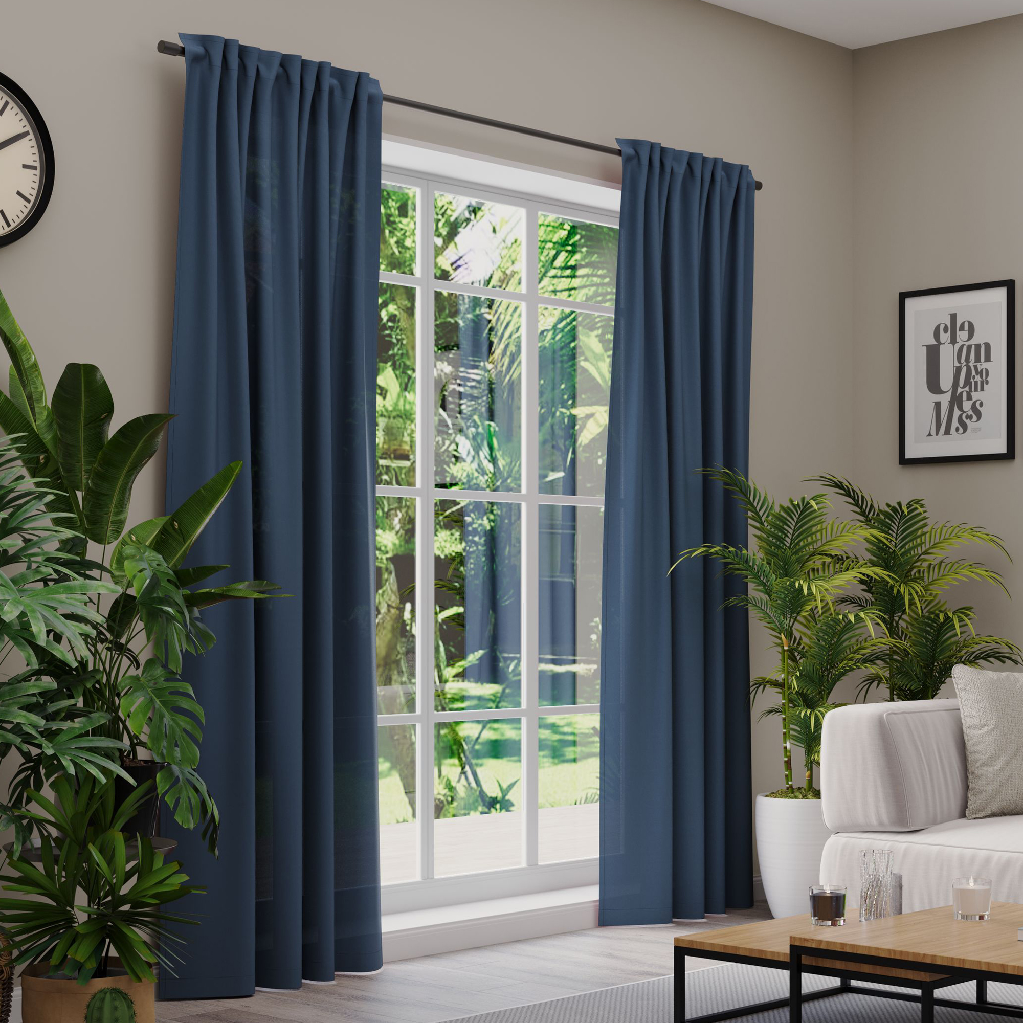 Gardinen an einem Fenster in einem Wohnzimmer mit Pflanzen und Möbeln