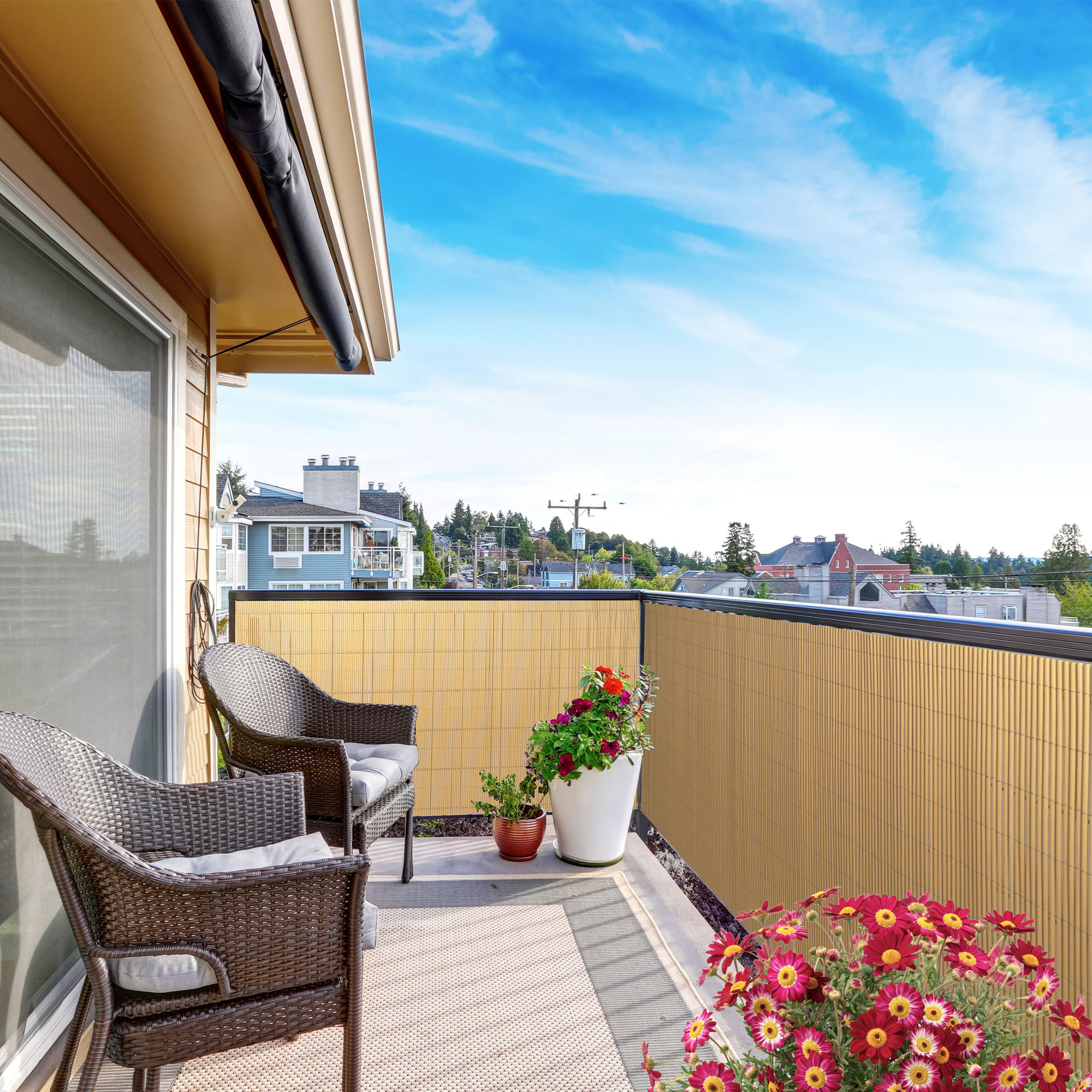 slider_image_495683b7b73a43d9863754fbe28aa45b Balkon mit Sichtschutzmatte und Abdeckprofil, zwei Stühle, Pflanzen, Ausblick auf Häuser und Bäume