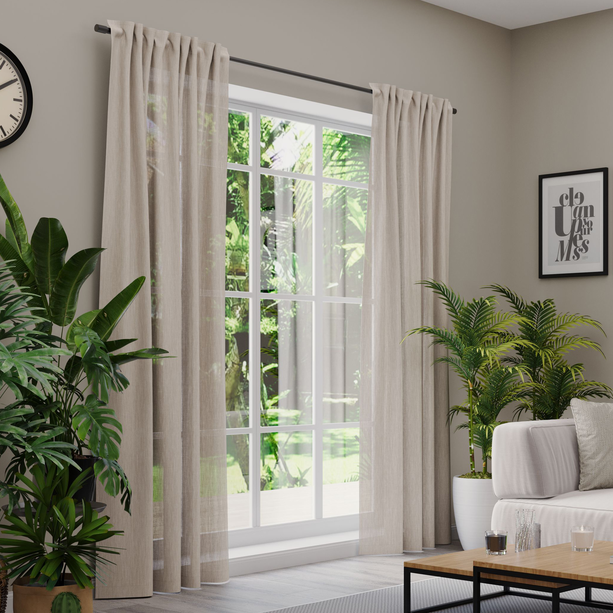 Gardinen an einem Fenster in einem Wohnzimmer mit Pflanzen und Möbeln