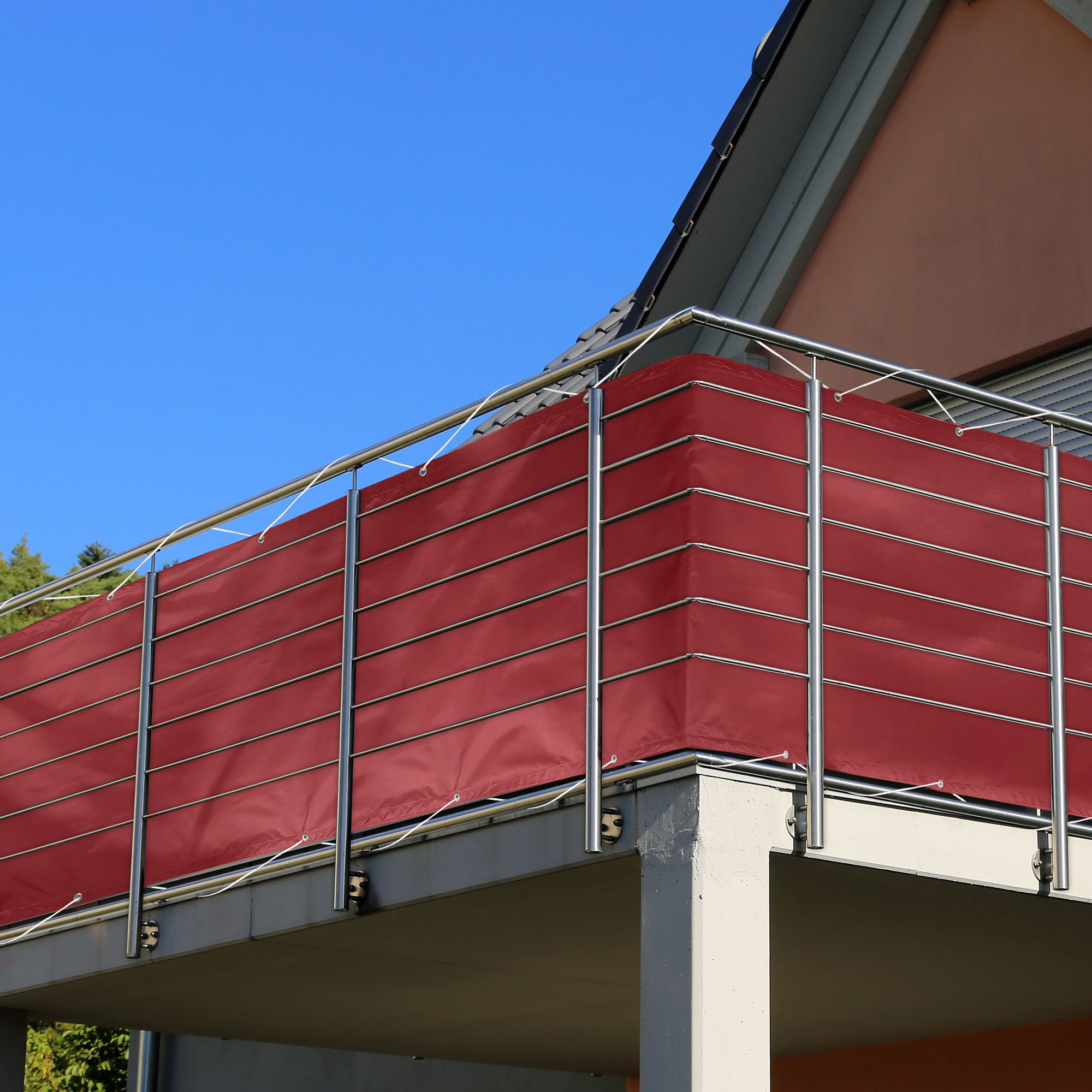 Balkon mit wasserdichter Polyesterbespannung und Metallgeländer