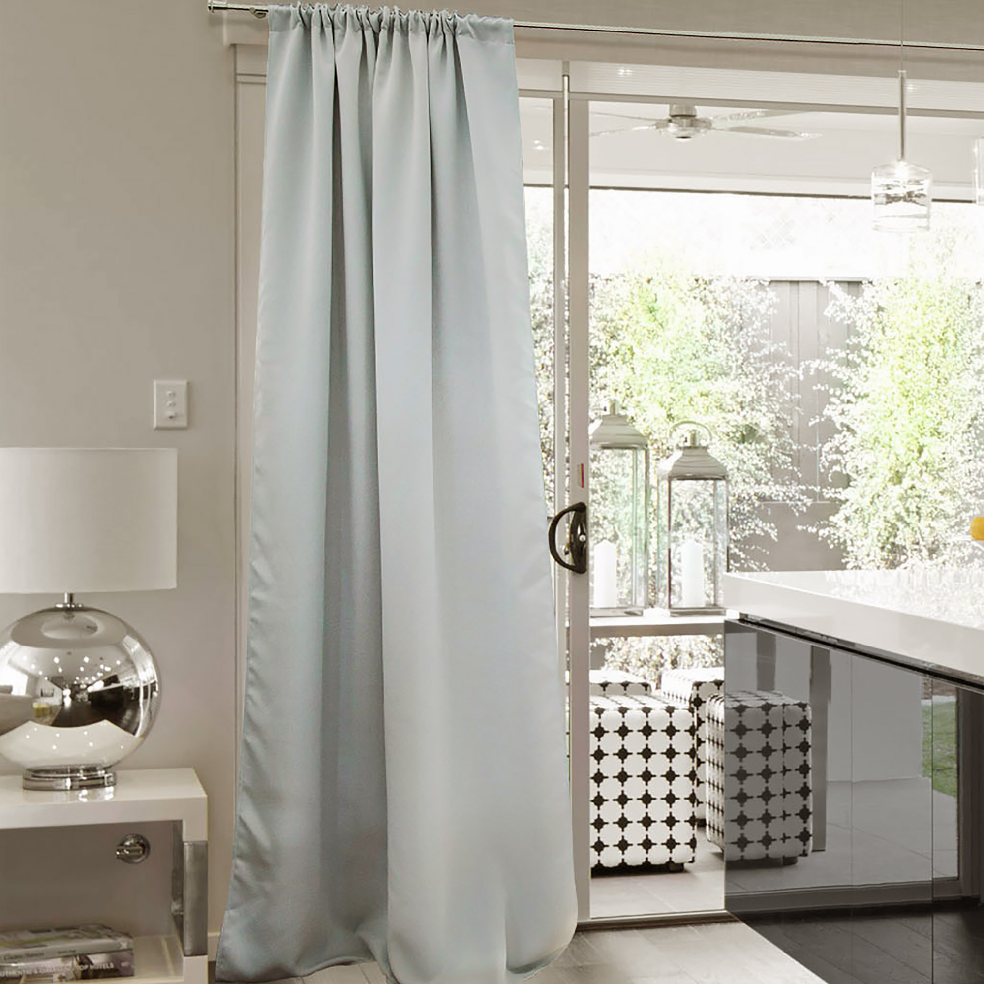 Vorhang mit Kräuselband an Terrassentür in moderner Küche