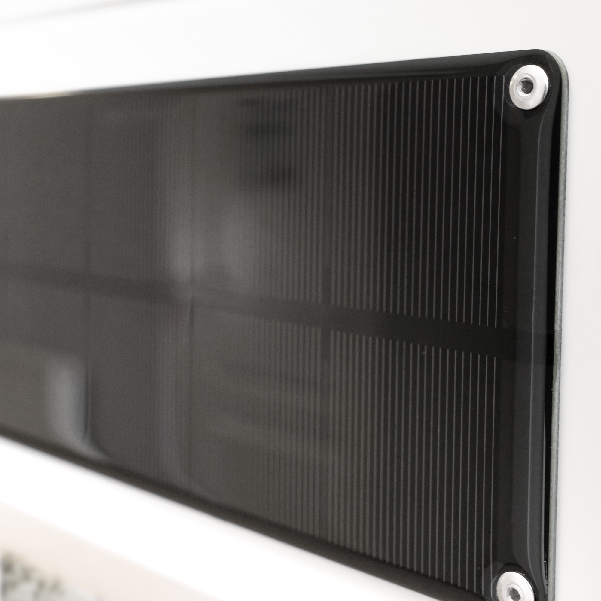 Solarbetriebener Vorbaurollladen mit sichtbarem Solarpanel und Befestigungselementen