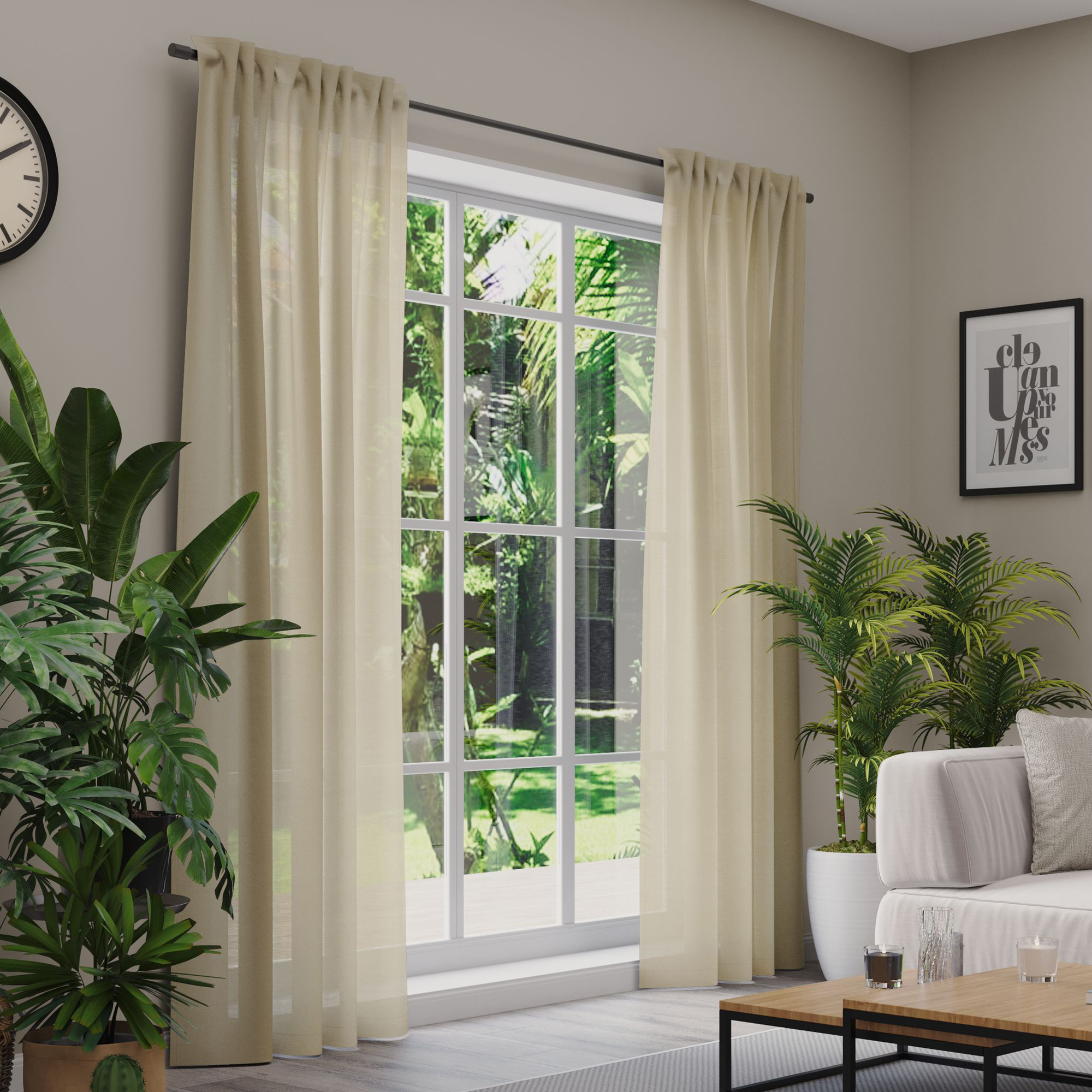 Gardinen an einem Fenster in einem Wohnzimmer mit Pflanzen und Möbeln