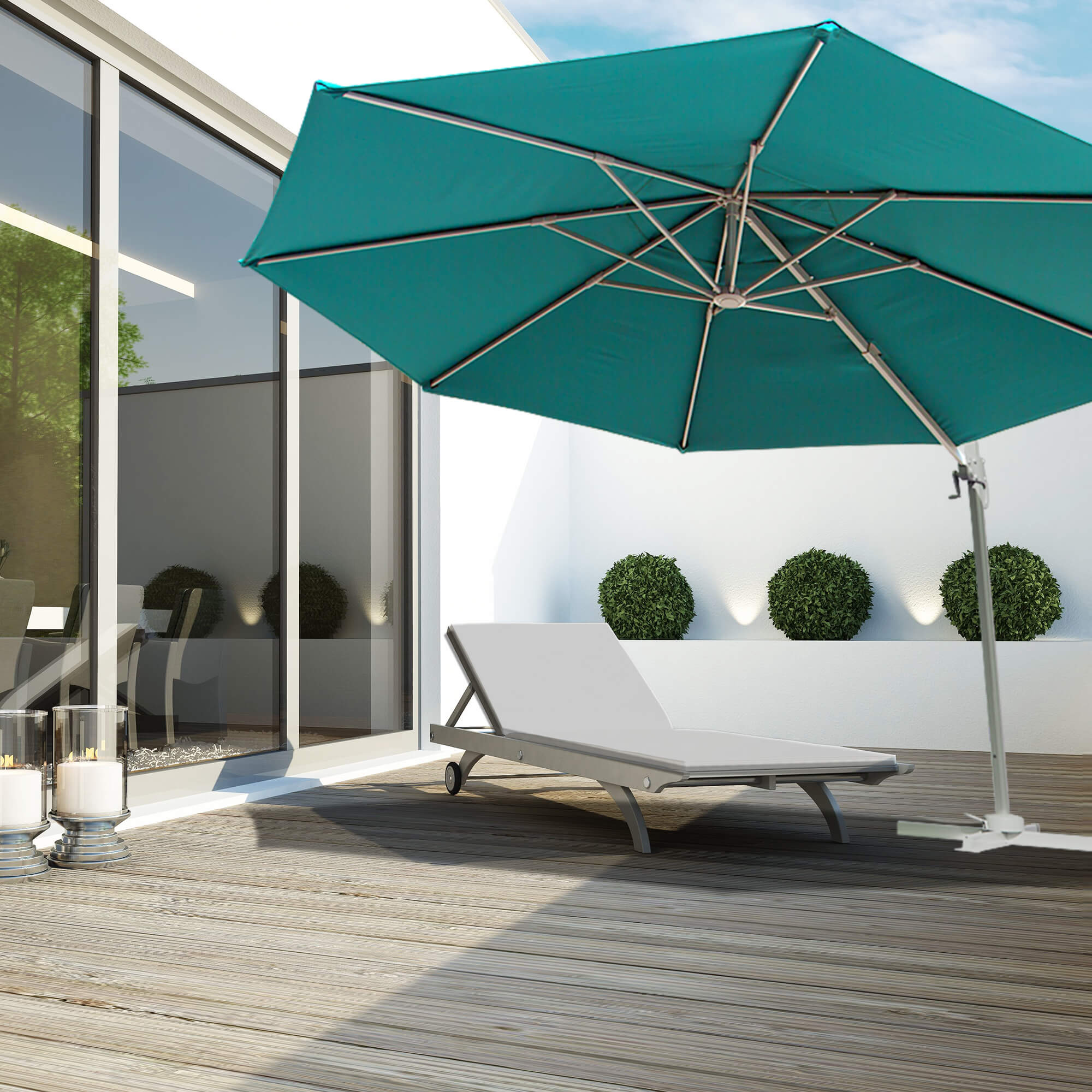 Terrasse mit Ampelschirm und Gartenmöbeln, umgeben von Pflanzen und einem kleinen Teich