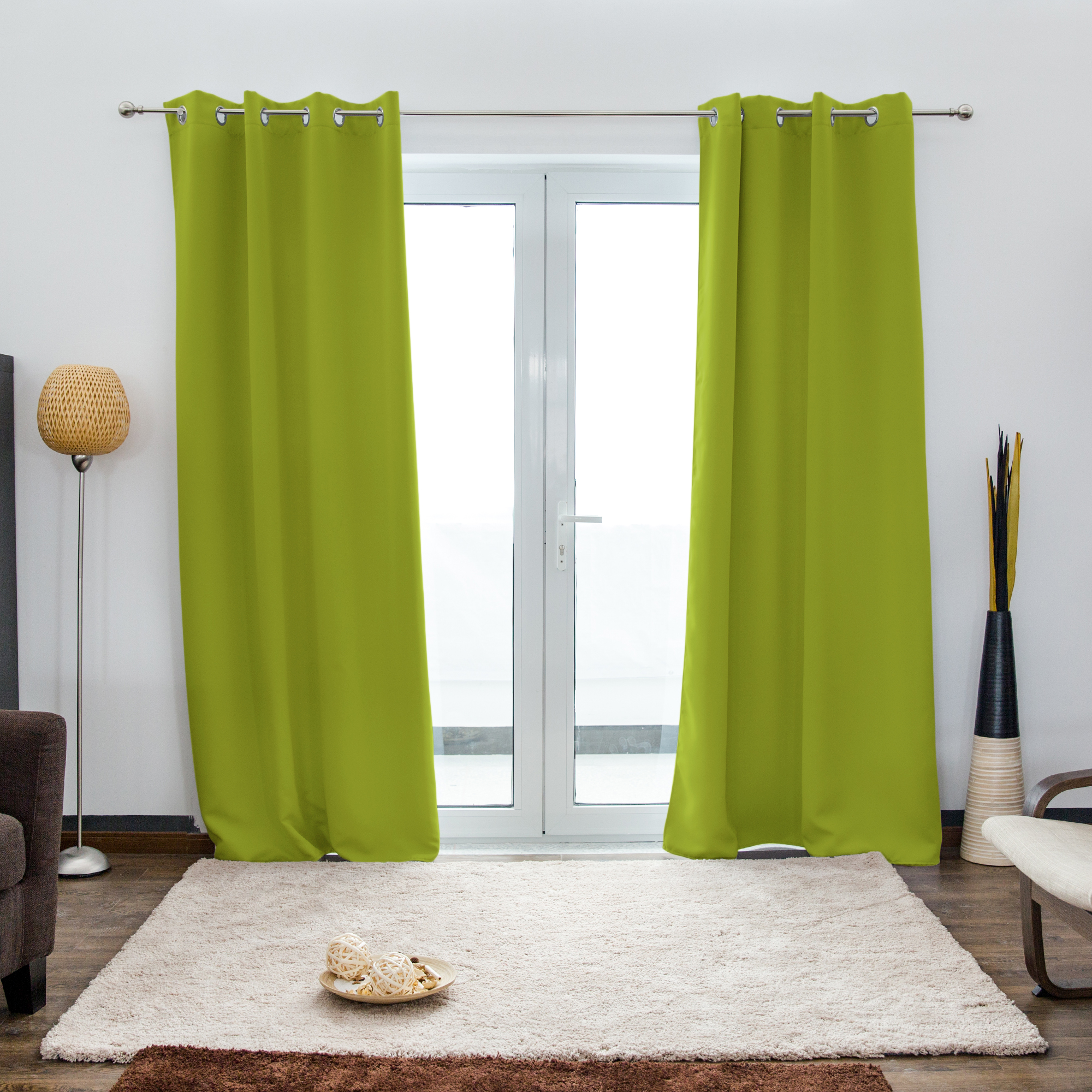 Ösenvorhang vor einer Glastür in einem Wohnzimmer mit Teppich und Stehlampe