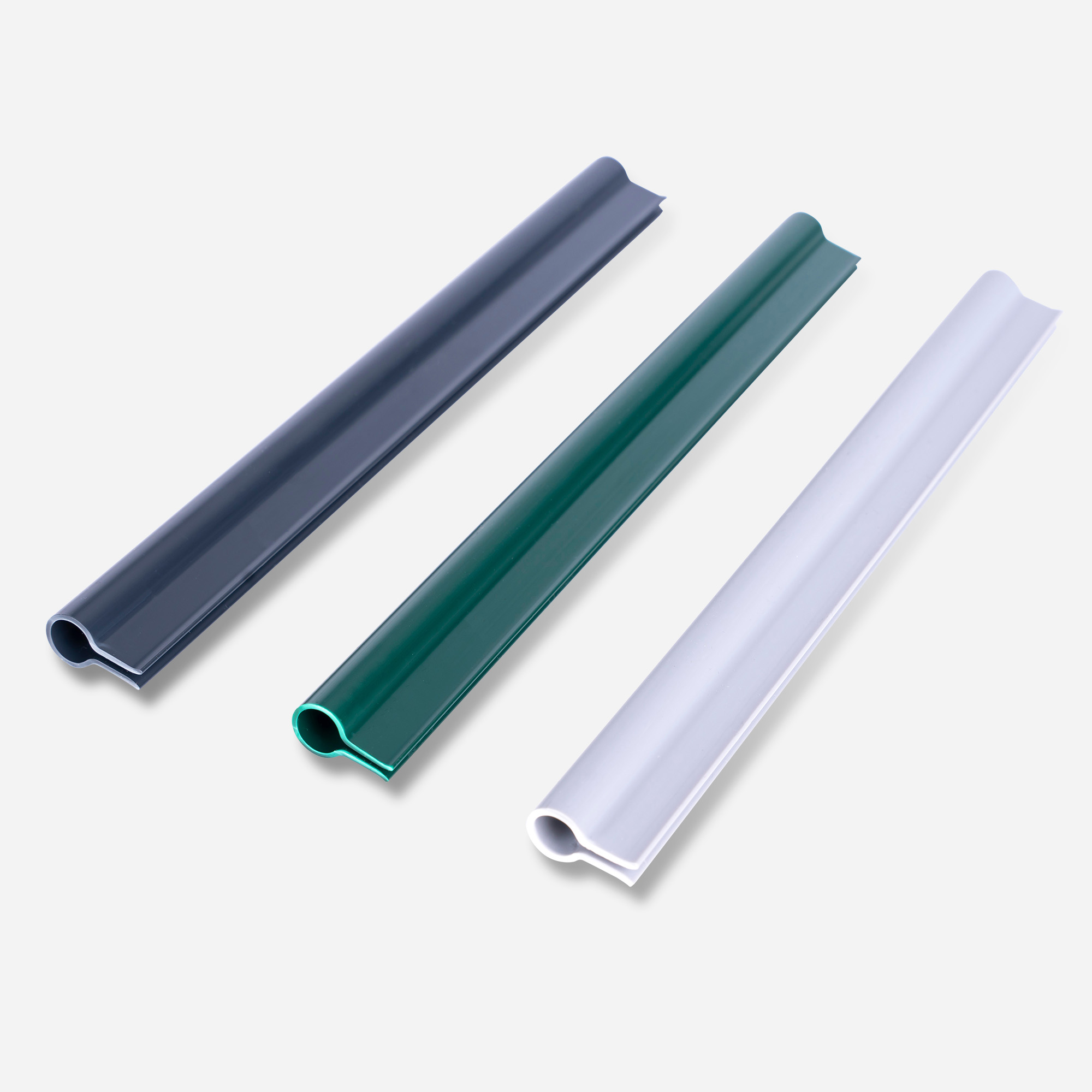 Befestigungsclips für PVC Sichtschutzstreifen an einem Zaun mit Detailansichten der Clips