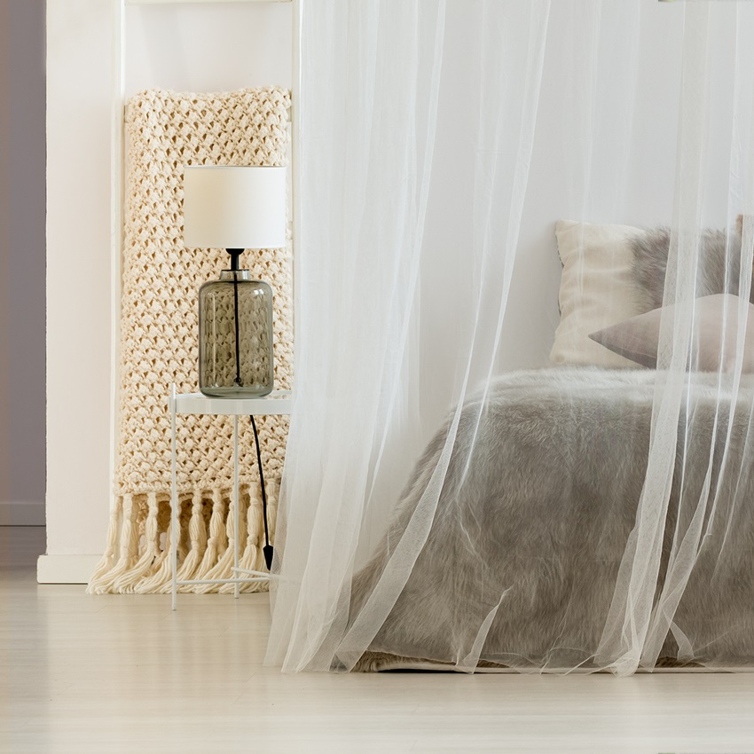 Fliegengitter Betthimmel über einem Bett im Schlafzimmer, dekorativ und funktional