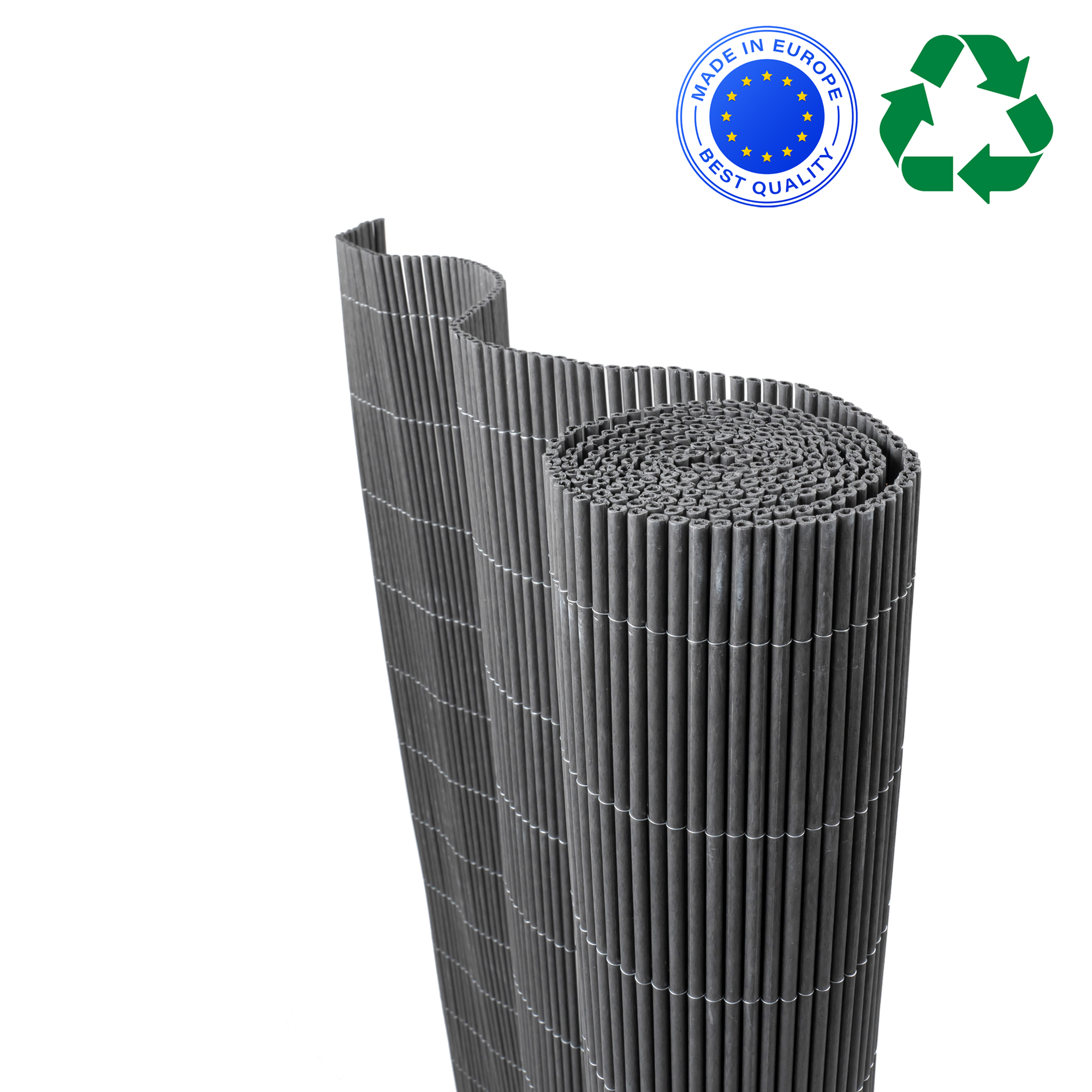 Gerollte Sichtschutzmatten aus Kunststoff, geeignet für den Außenbereich, mit Recycling-Symbolen
