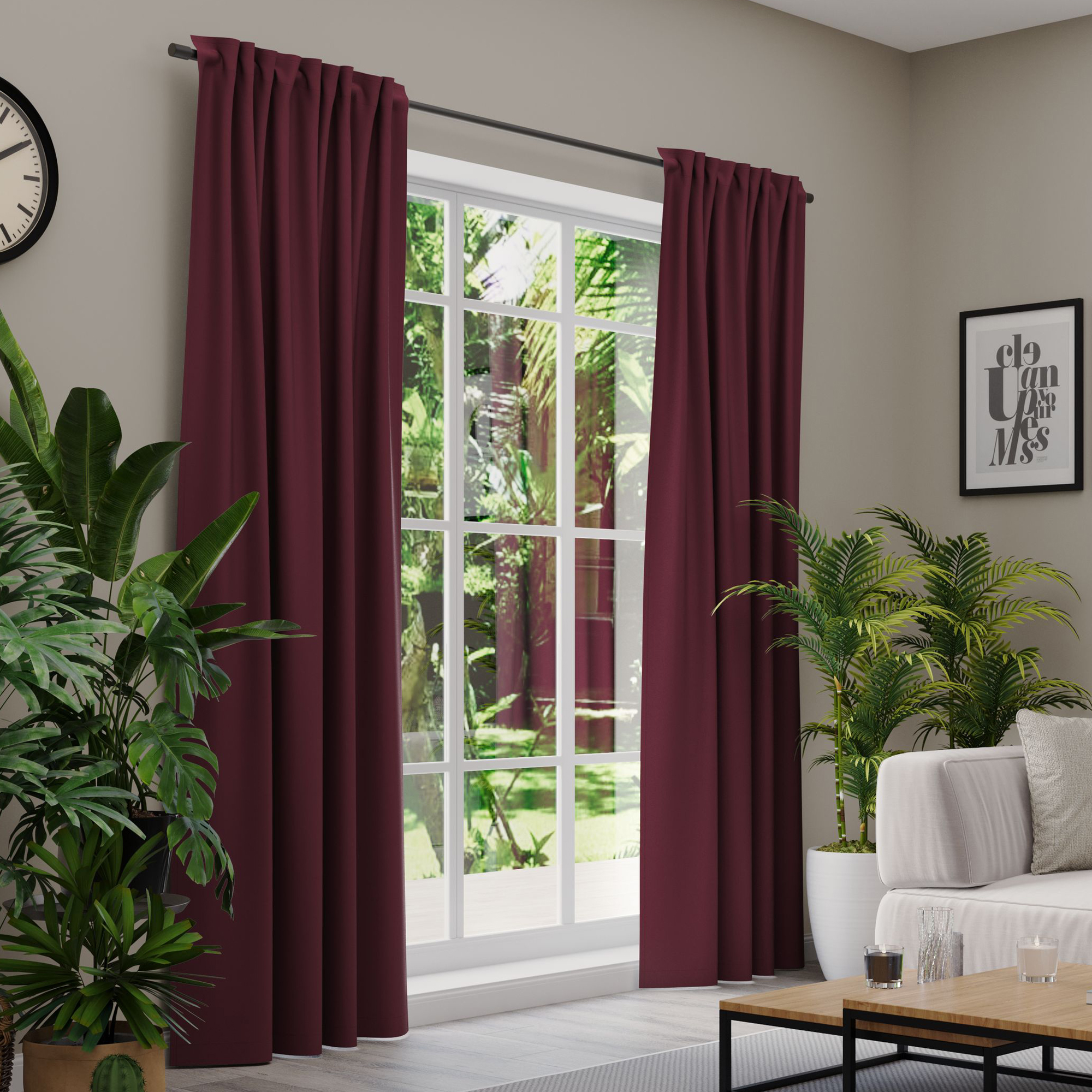 Gardinen an einem Fenster in einem Wohnzimmer mit Pflanzen und Möbeln