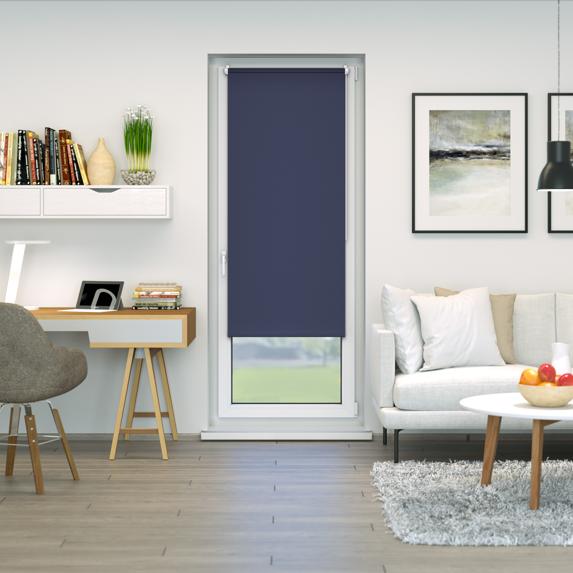 Verdunkelungsrollo an Fenster in modernem Wohnzimmer mit Sofa, Tisch und Schreibtisch