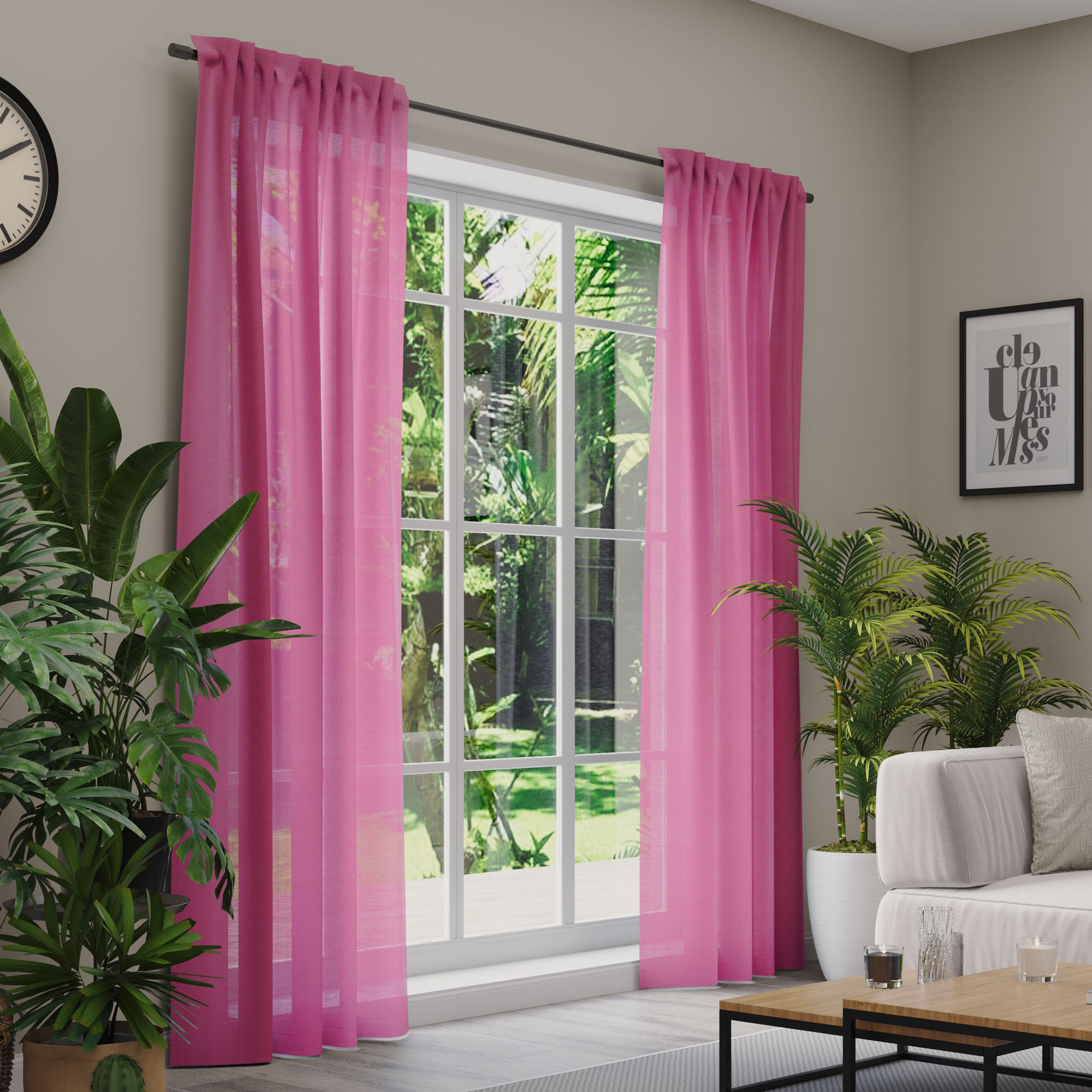 Gardinen an einem Fenster in einem Wohnzimmer mit Pflanzen und Möbeln