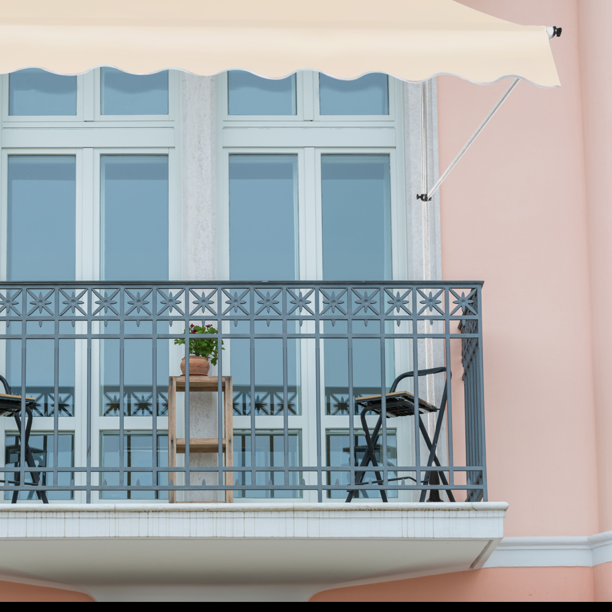 Klemmmarkise über Balkon mit Tisch und Stühlen