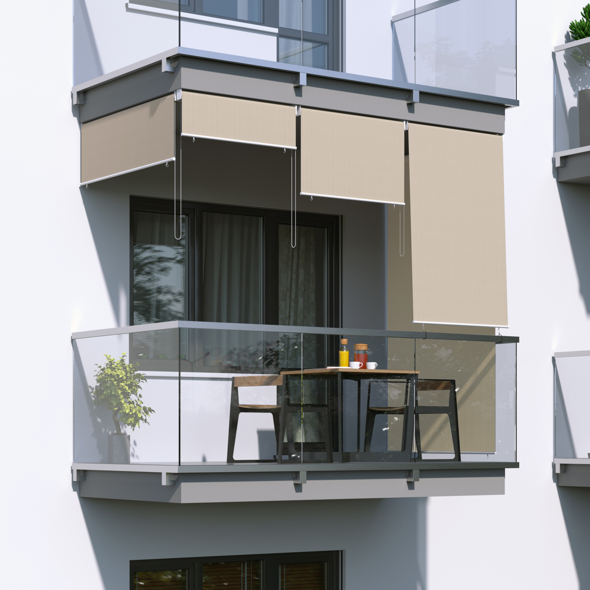 Balkon mit freihängender Senkrechtmarkise und Tisch mit Stühlen