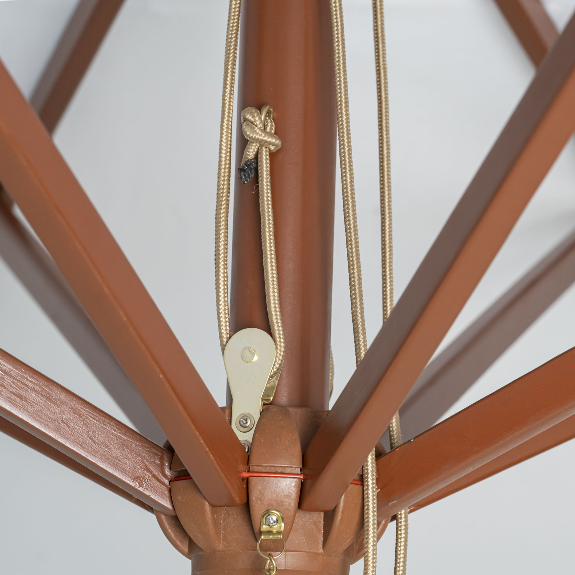 slider_image_039e53aedde84b9d9a3576bca39dfb16 Nahaufnahme eines knickbaren Holz-Sonnenschirms mit Seilzugmechanismus