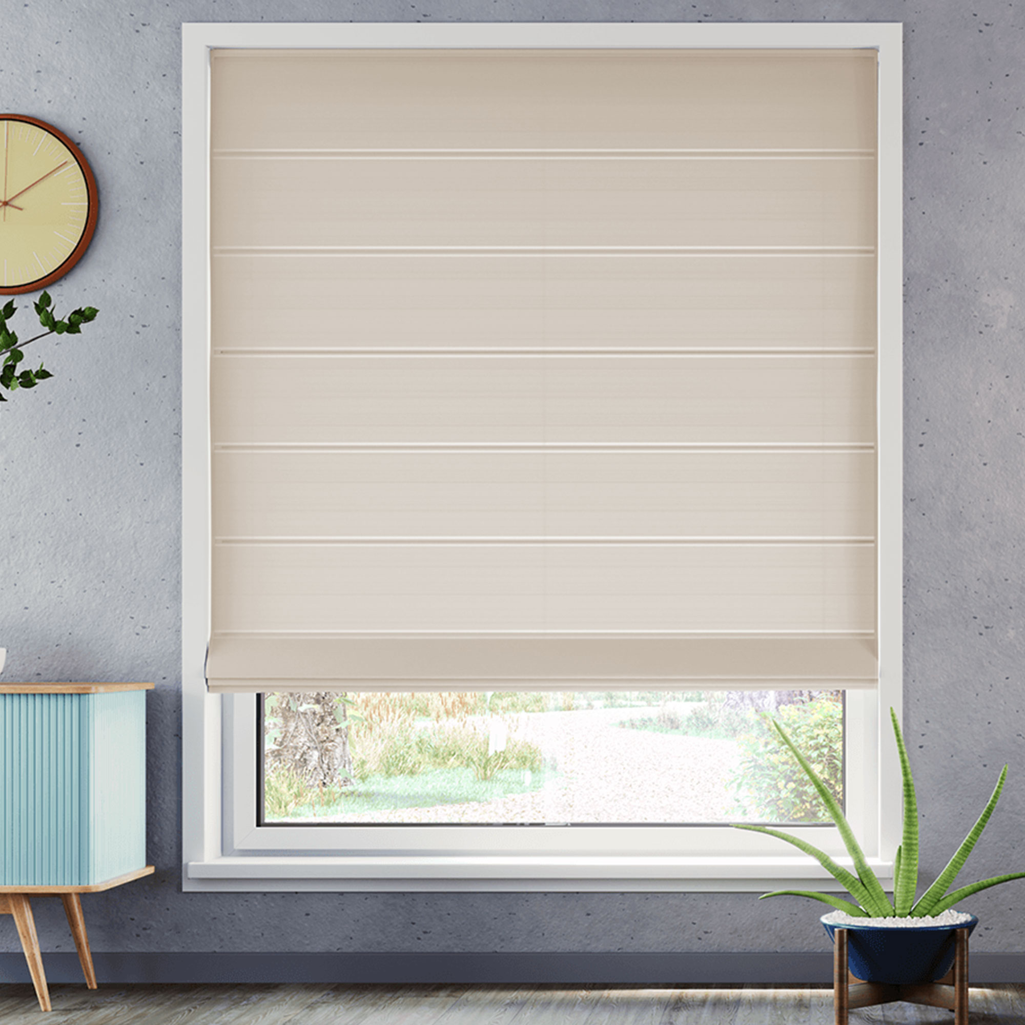 Raffrollo an einem Fenster, um Licht zu regulieren und Privatsphäre zu bieten