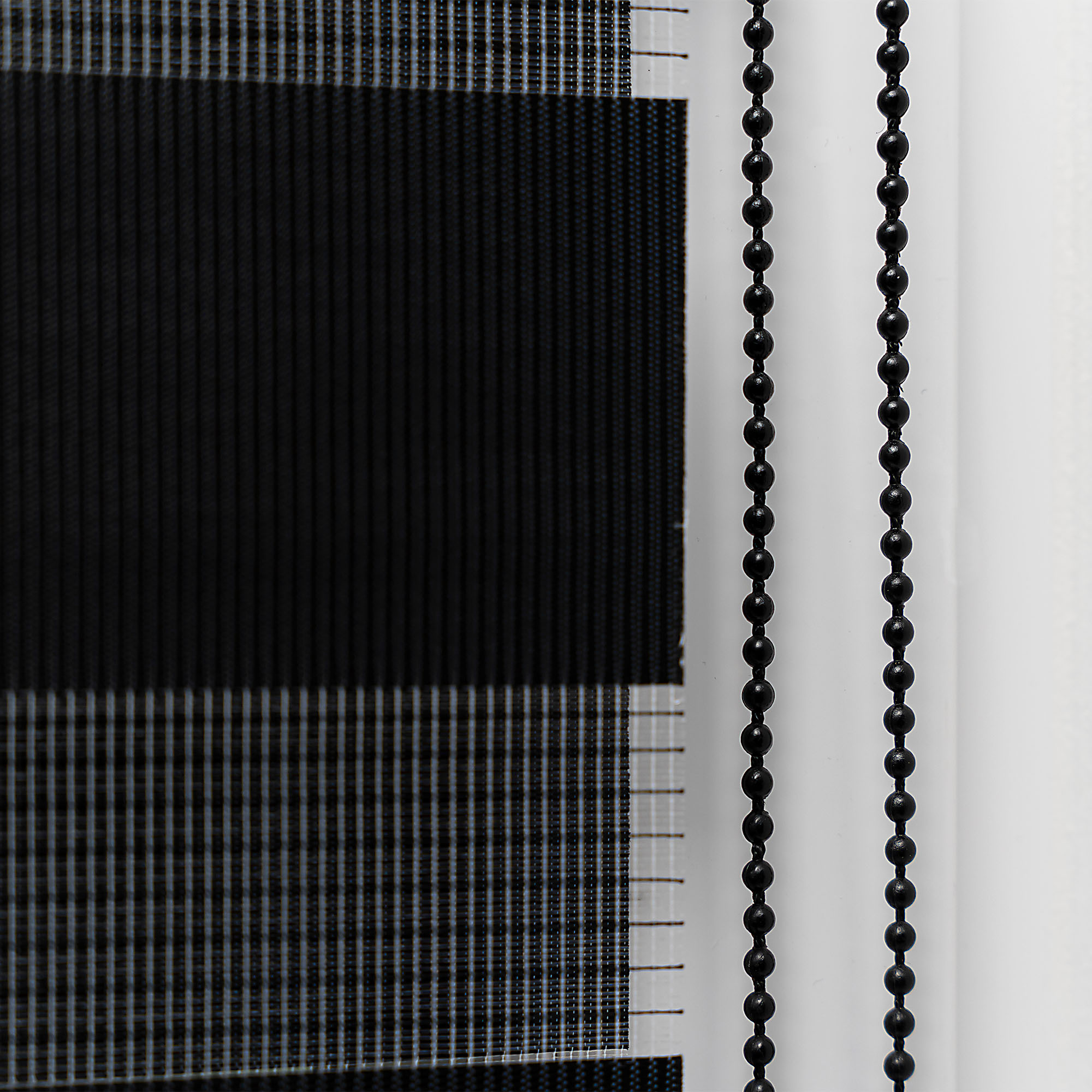 slider_image_903e1f340cc745d7b5c72a3d8c312662 Vertikale Jalousie mit Kettenzug, halbtransparentes Material, Detailansicht