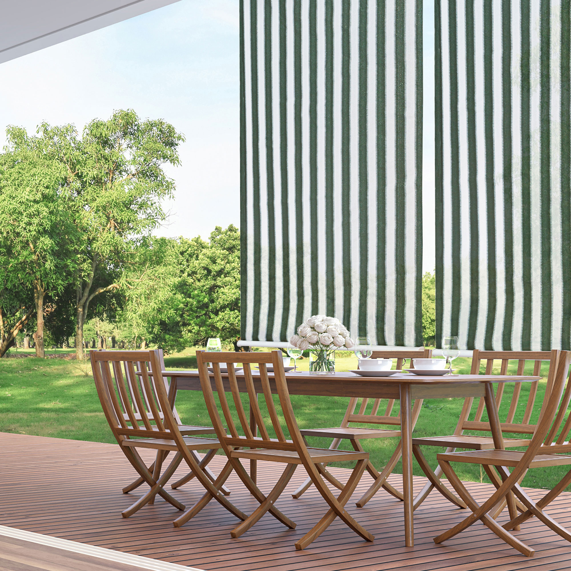 slider_image_2c82971cb1aa4d1e8da3687fed8eb4b4 Außenrollo als Senkrechtmarkise über Terrasse mit Tisch und Stühlen im Freien