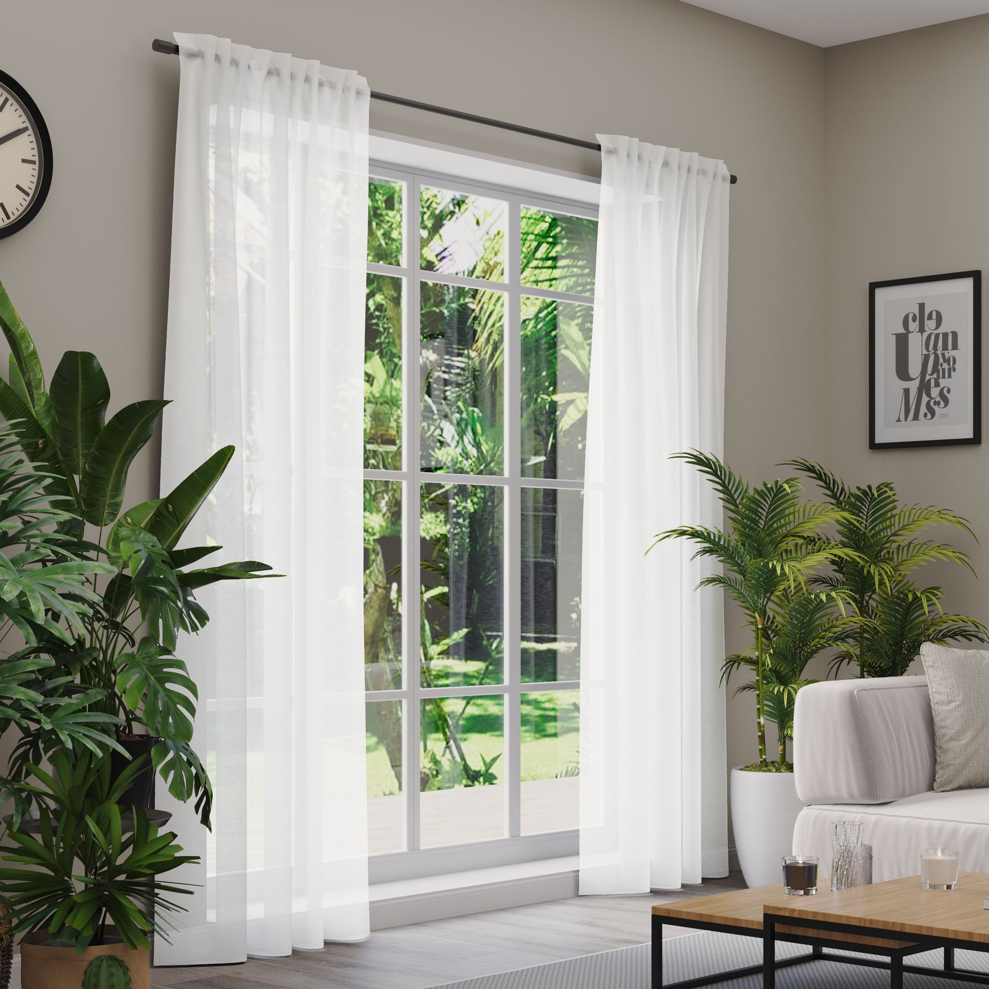 Gardinen an einem Fenster in einem Wohnzimmer mit Pflanzen und Möbeln