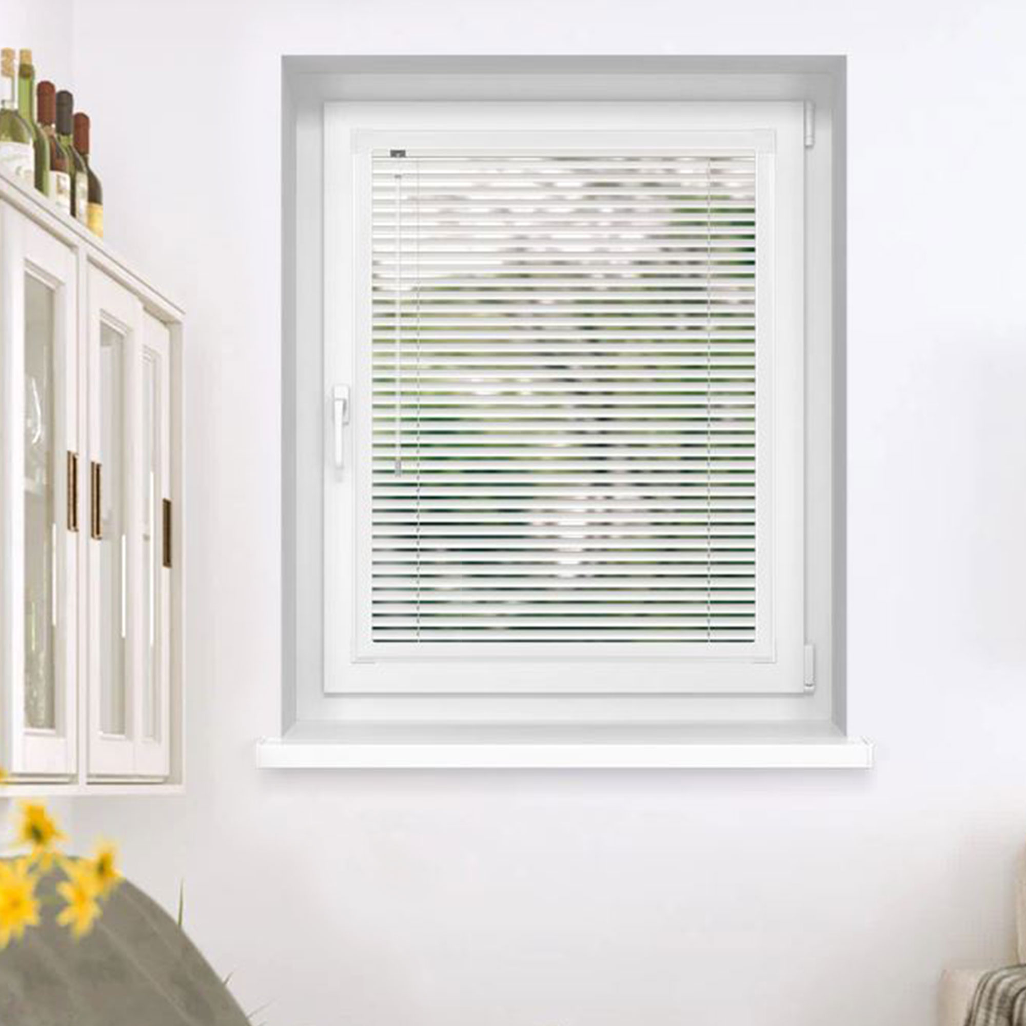 Fenster mit Jalousie und Klemmhalter für Perfect Fit Rahmen im Innenraum