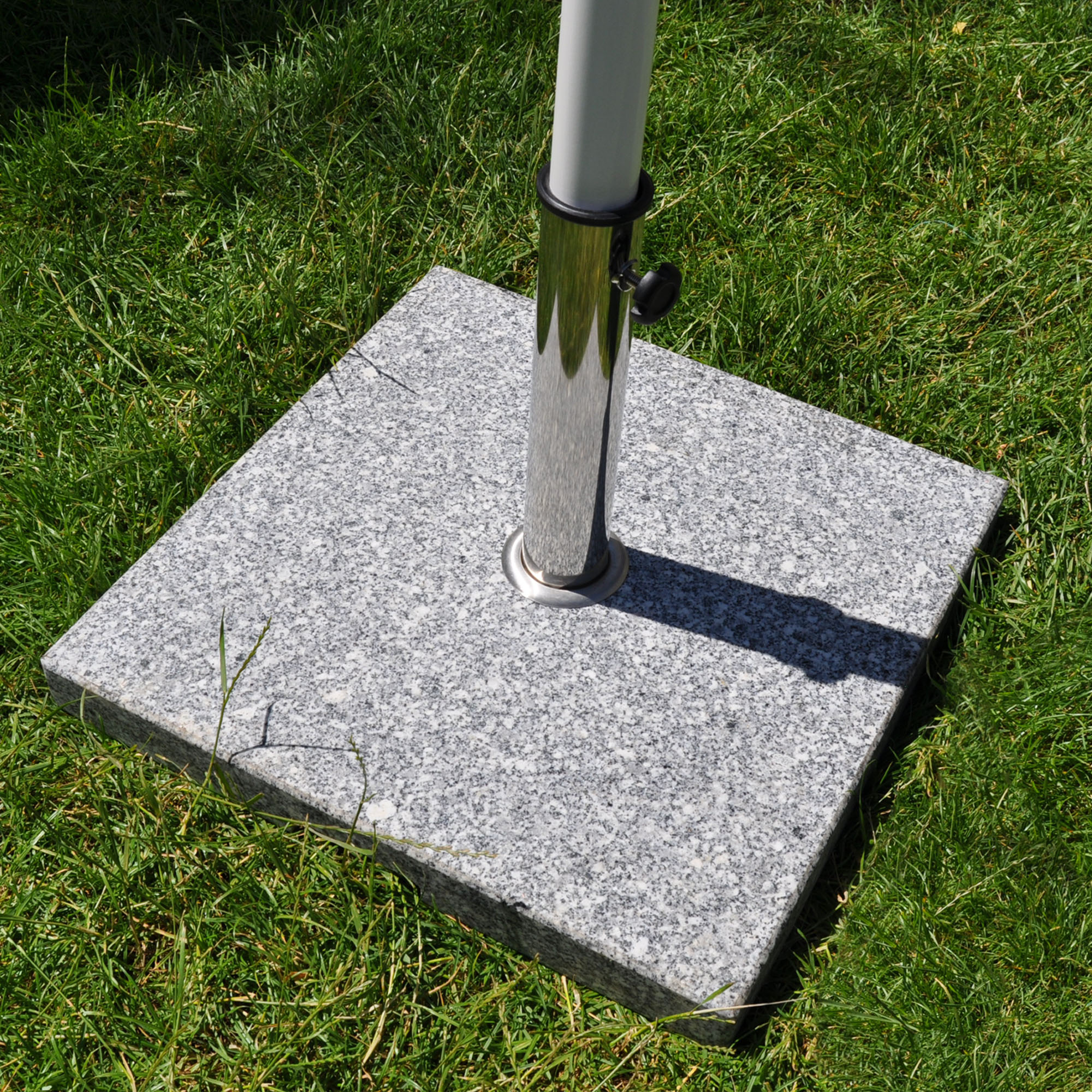 slider_image_018f103c4c687791a8c8ac0e5fd98bbe Quadratischer Granit-Schirmständer auf Rasen mit eingesetztem Sonnenschirmrohr