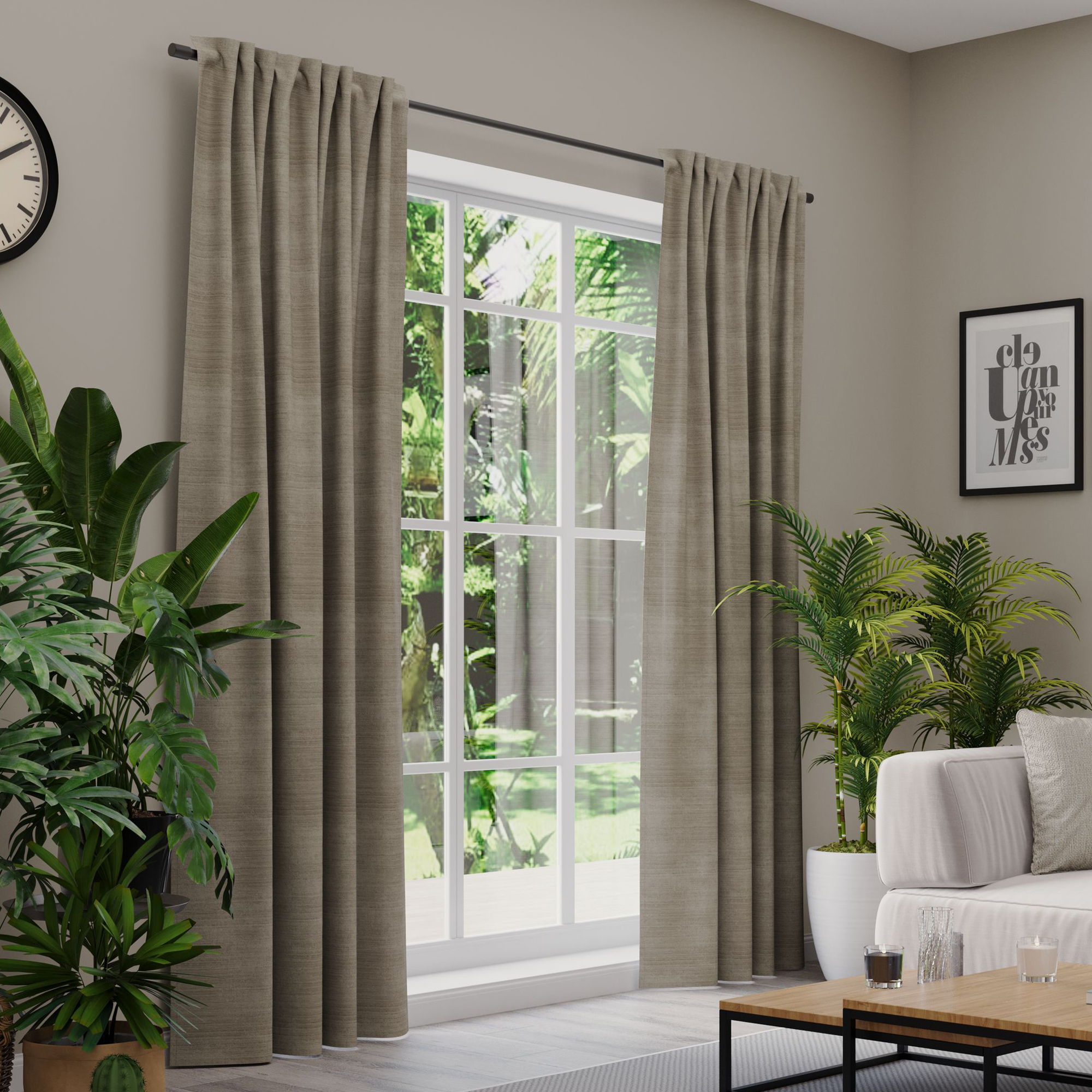 Gardinen an einem Fenster in einem Wohnzimmer mit Pflanzen und Möbeln