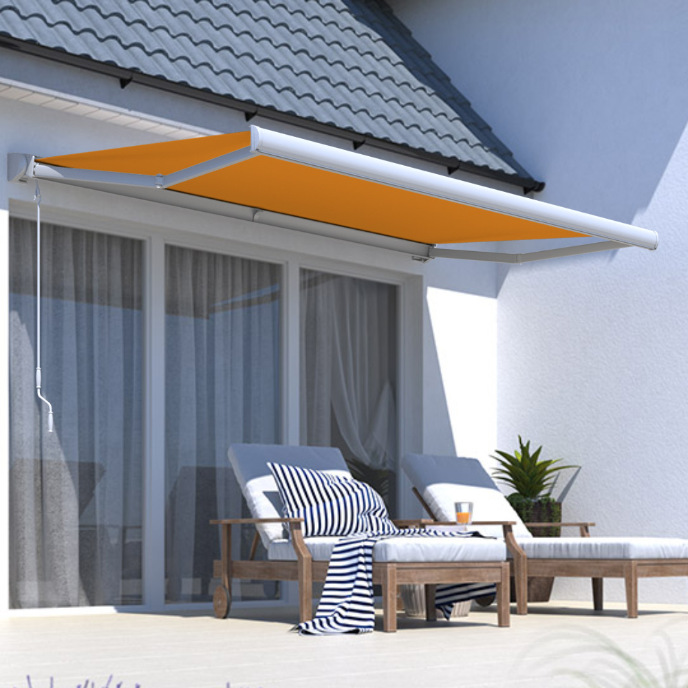 Wand- und Deckenhalterung für Vollkassettenmarkise an Hauswand montiert