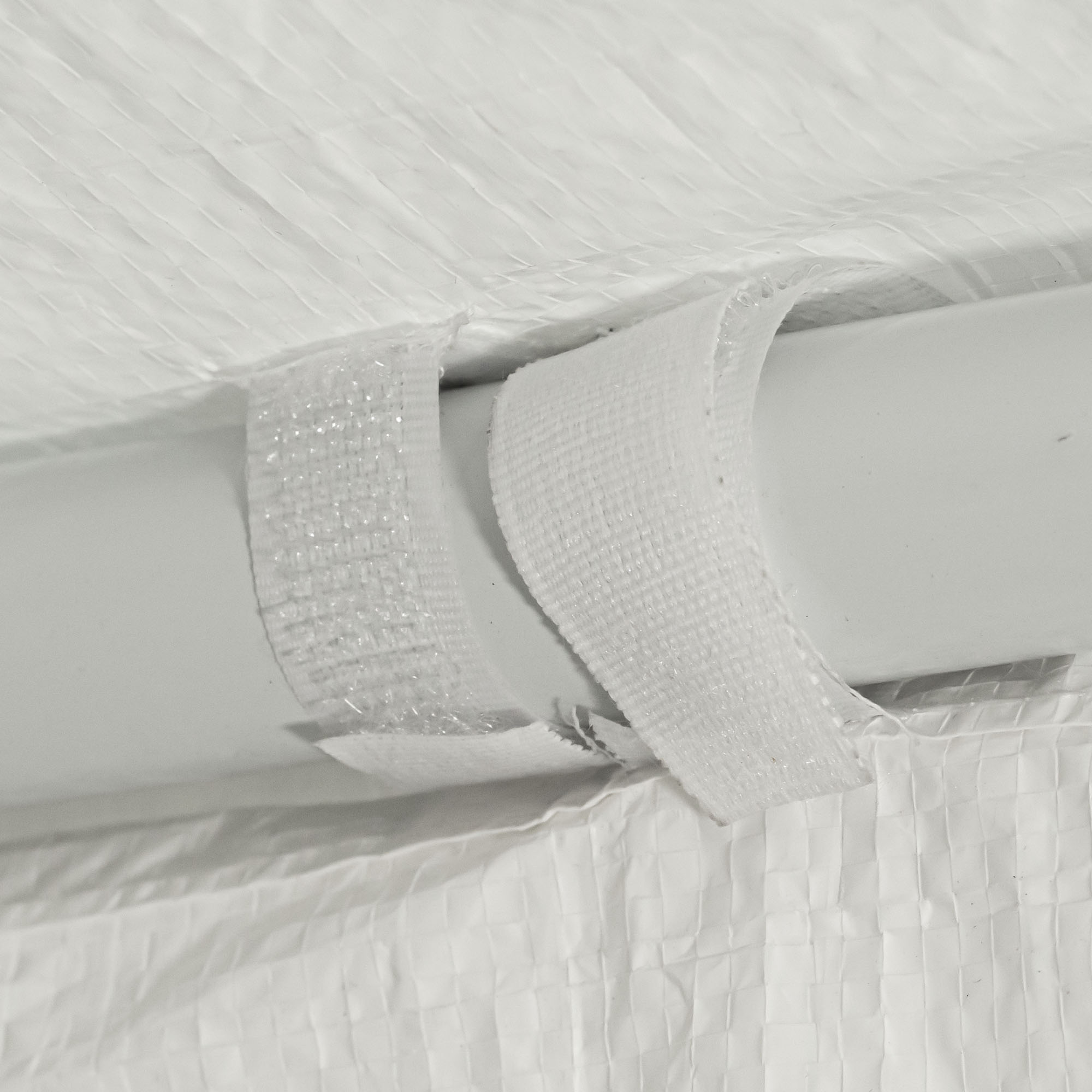 slider_image_0190baf49c697af199382e4c960a5f03 Klettverschluss an einer Stange befestigt, hält ein strukturiertes Material