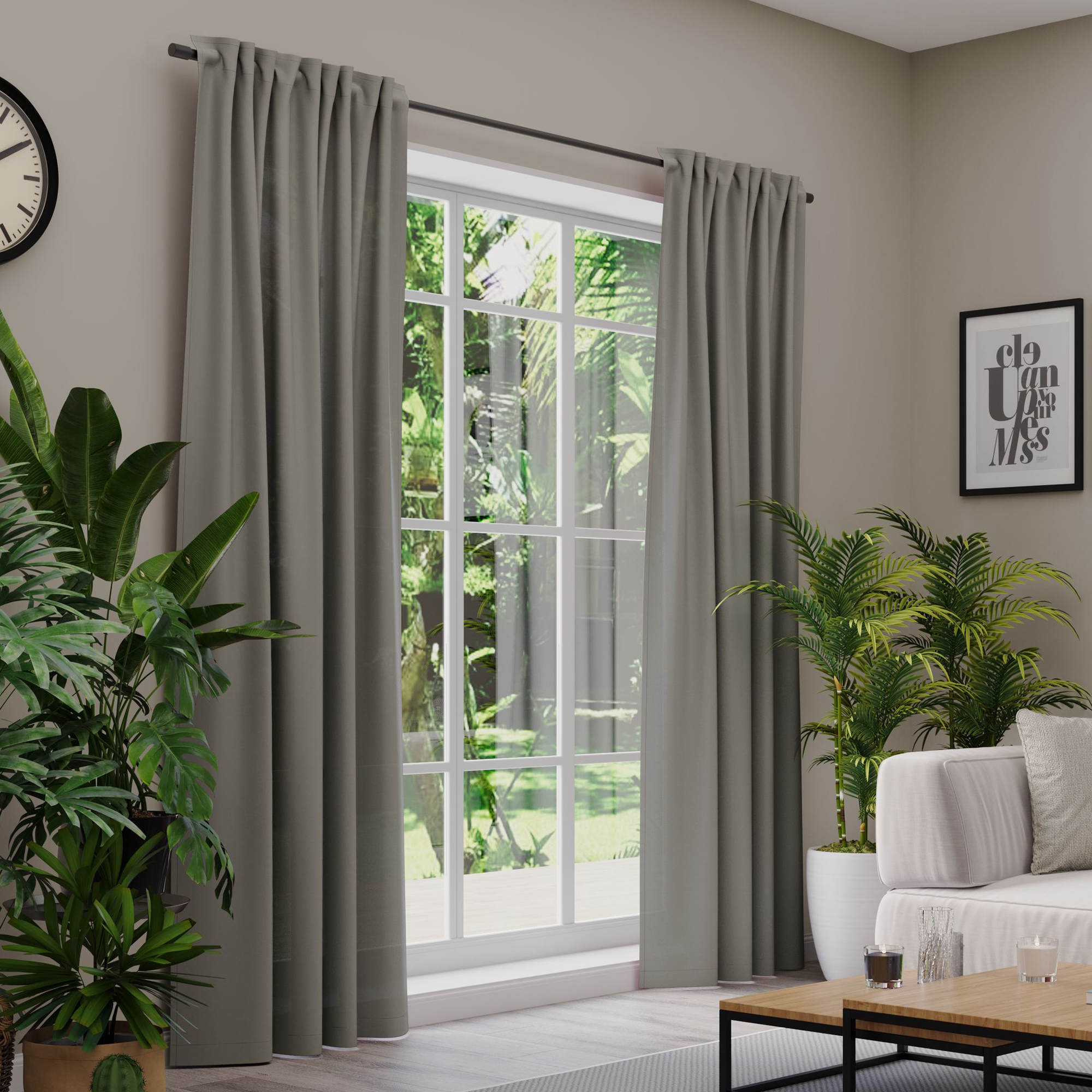 Gardinen an einem Fenster in einem Wohnzimmer mit Pflanzen und Möbeln