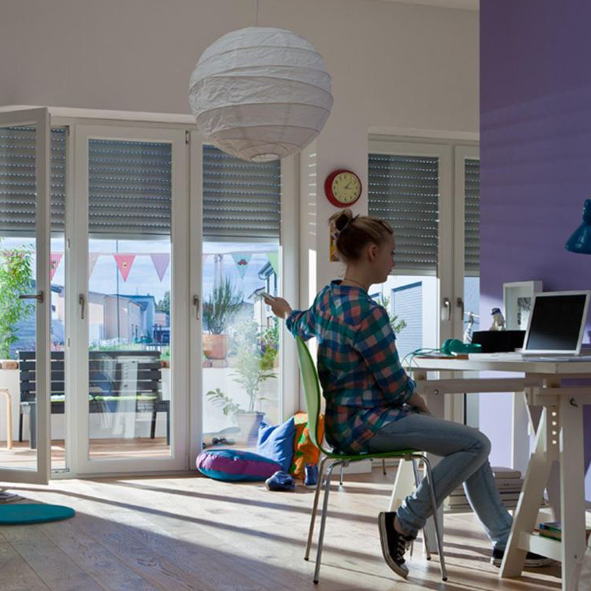 slider_image_0193447464d574ae944523fca41ade3d Person bedient Funk-Handsender TDRC in modernem Raum mit Schreibtisch und großen Fenstern