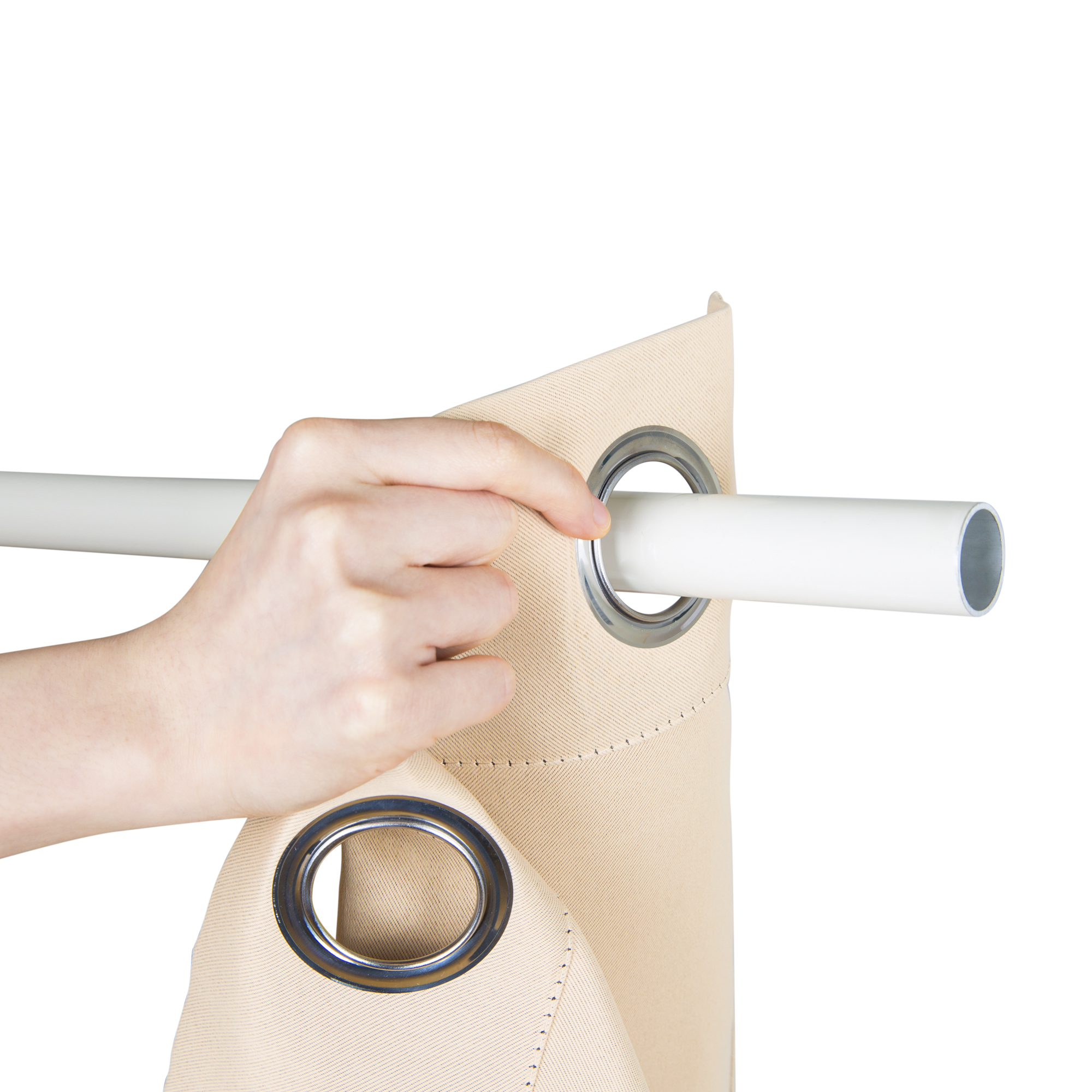 slider_image_f0e366afad7947908b985ddad62306a8 Hand zieht Vorhang mit Ösen auf Stange