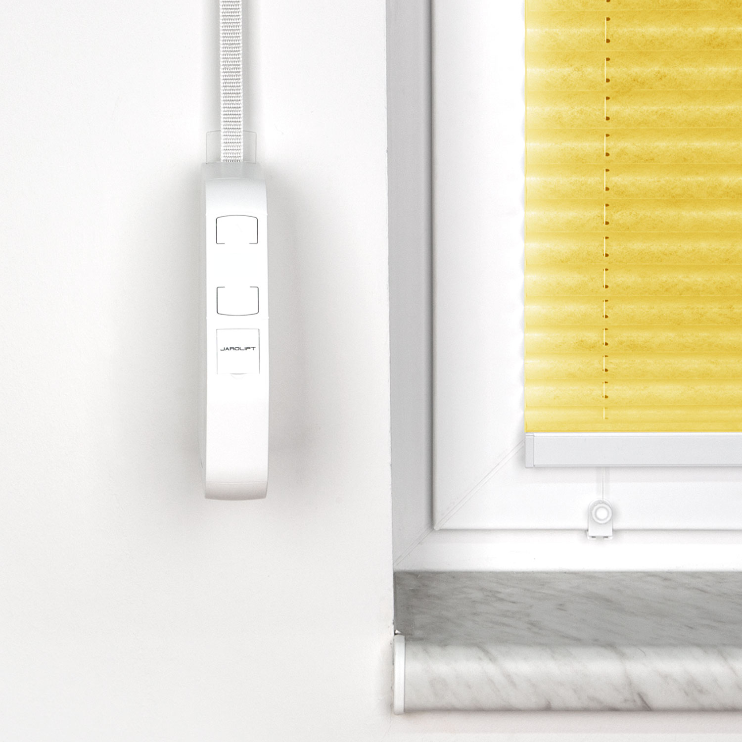 Elektrischer Gurtwickler an der Wand neben einem Fenster mit heruntergelassenem Rollo